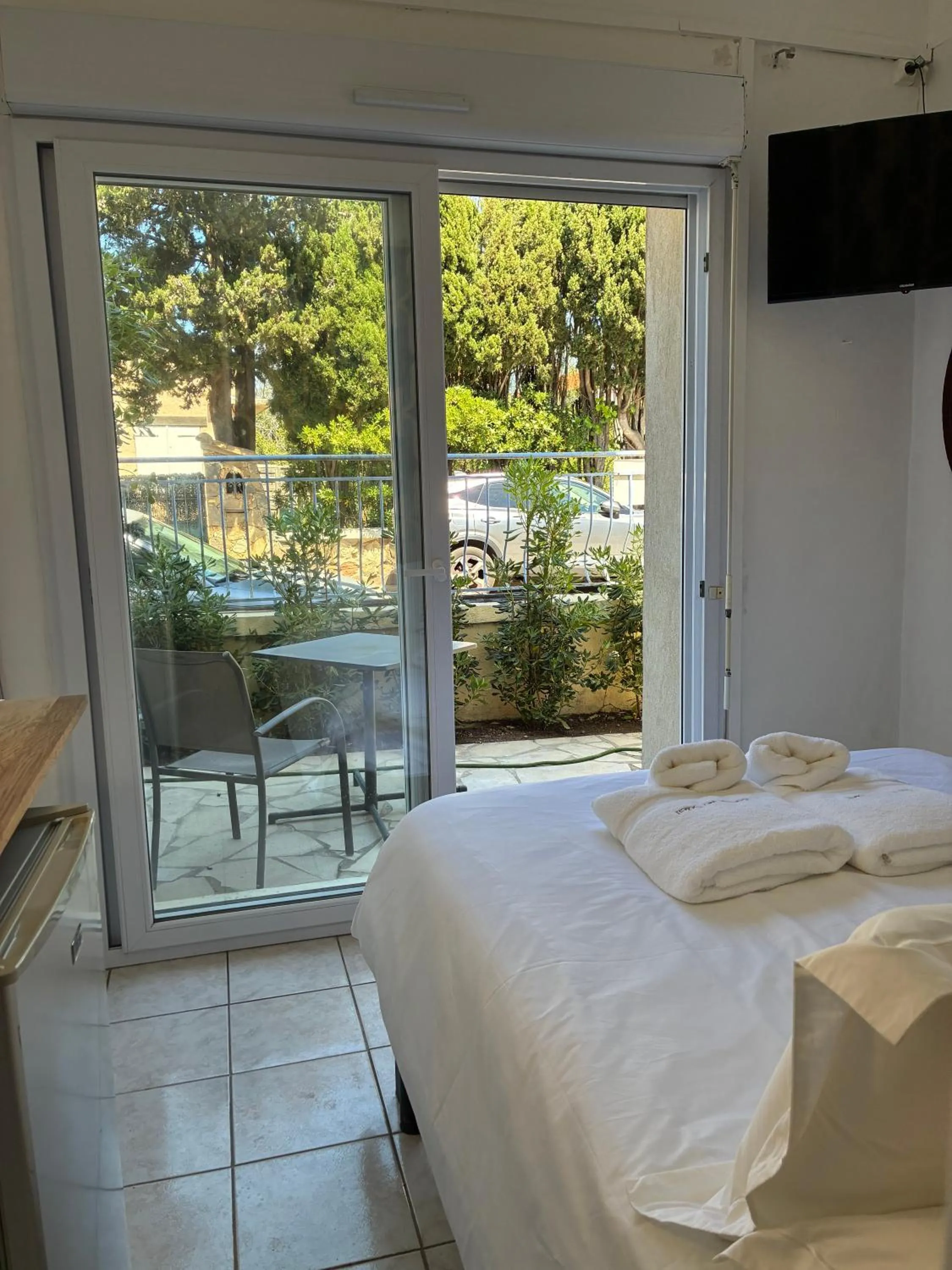 Balcony/Terrace, Bed in Hôtel L'Escale Au Soleil