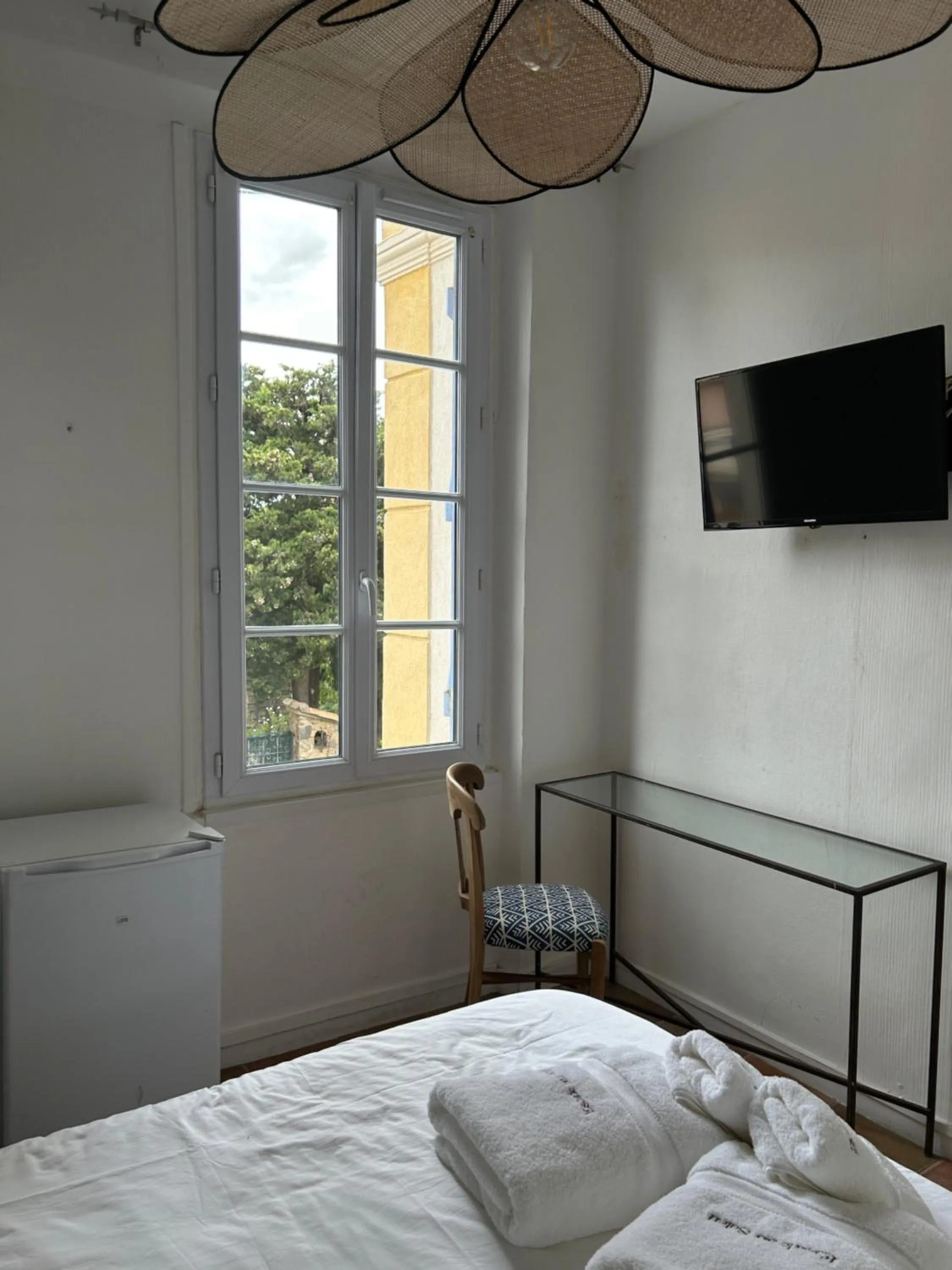 Bed in Hôtel L'Escale Au Soleil