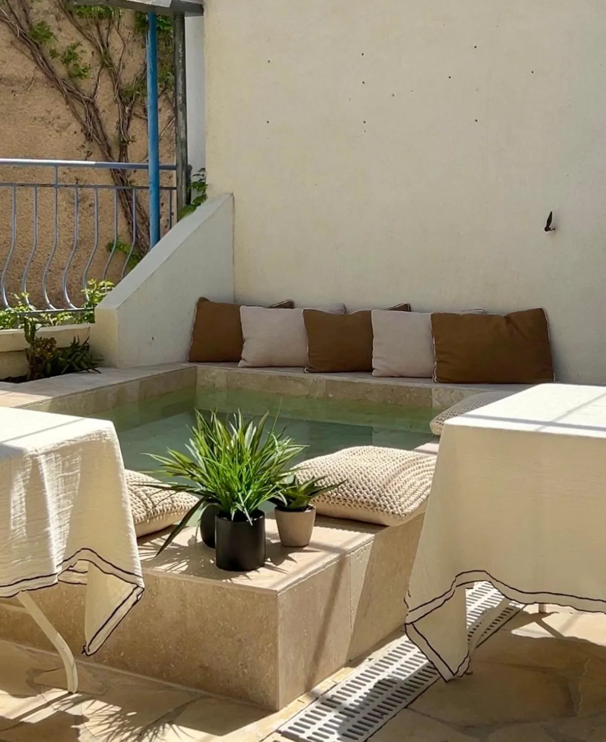 Patio in Hôtel L'Escale Au Soleil