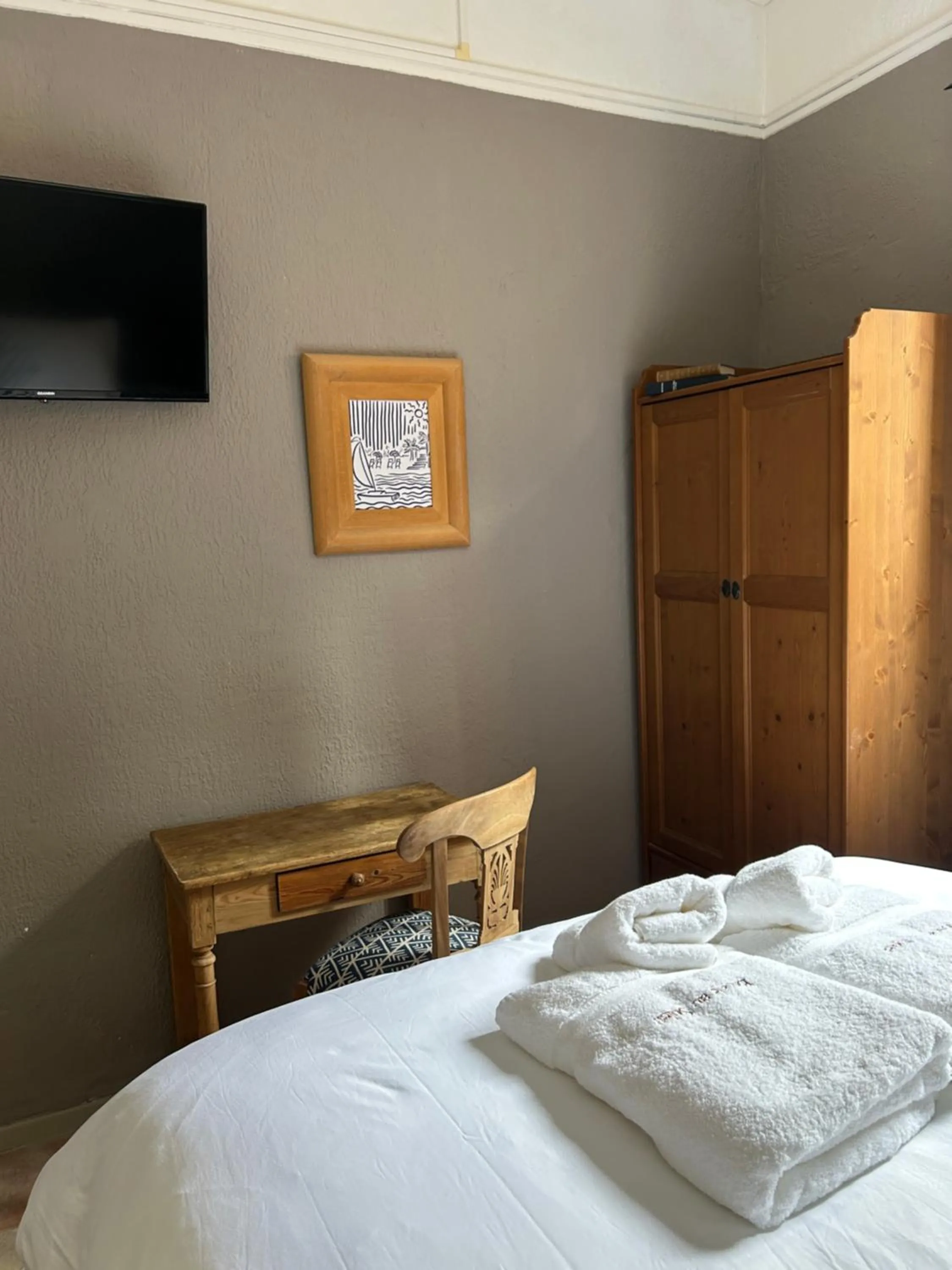 Bed in Hôtel L'Escale Au Soleil