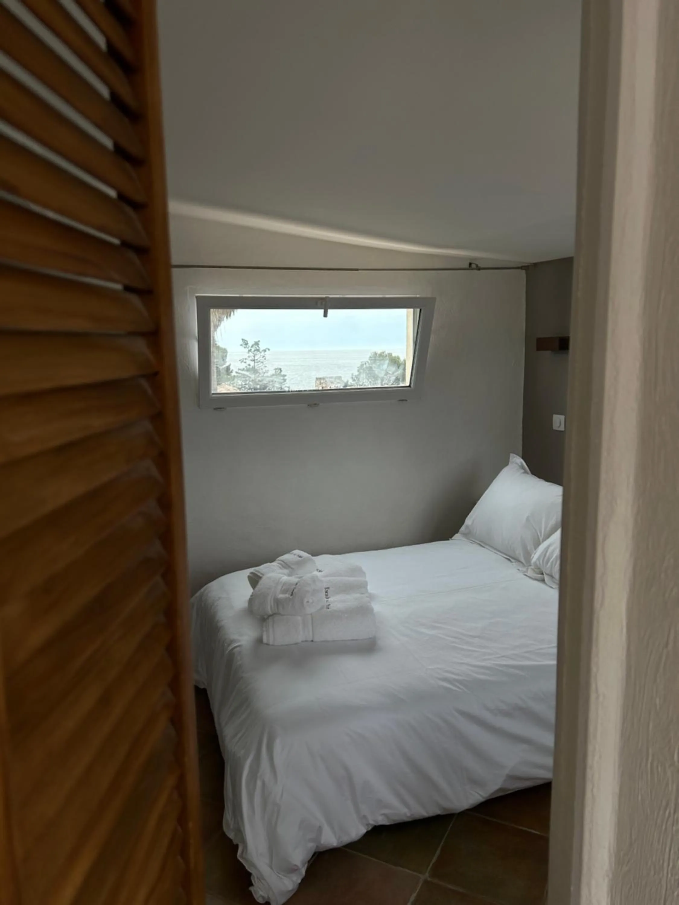 Bed in Hôtel L'Escale Au Soleil