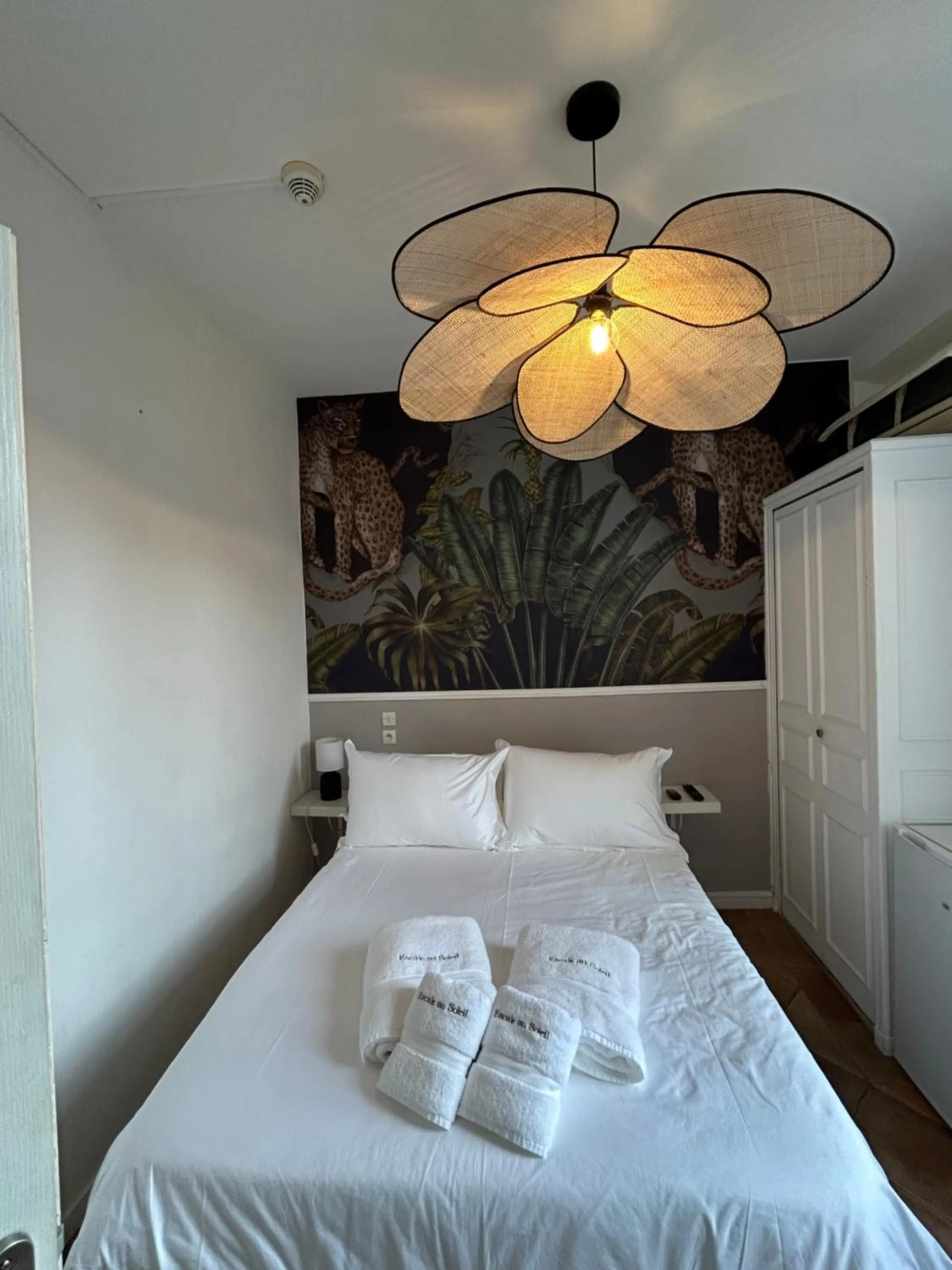 Bed in Hôtel L'Escale Au Soleil