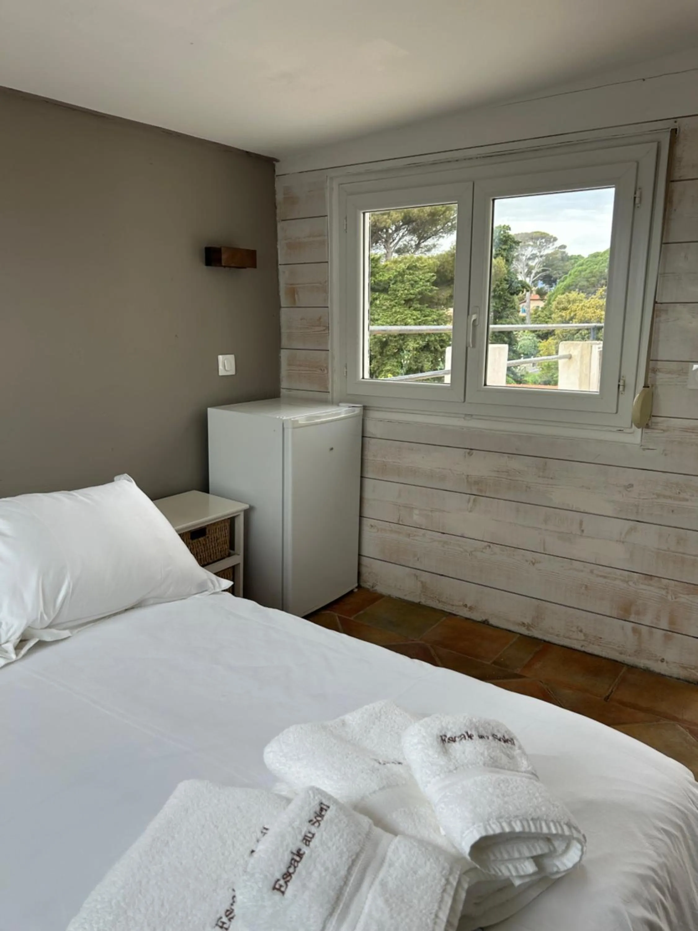 Bed in Hôtel L'Escale Au Soleil