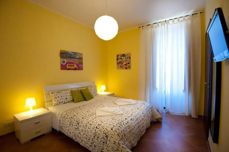 Photo of the whole room, Bed in Rome Services Porta Castello