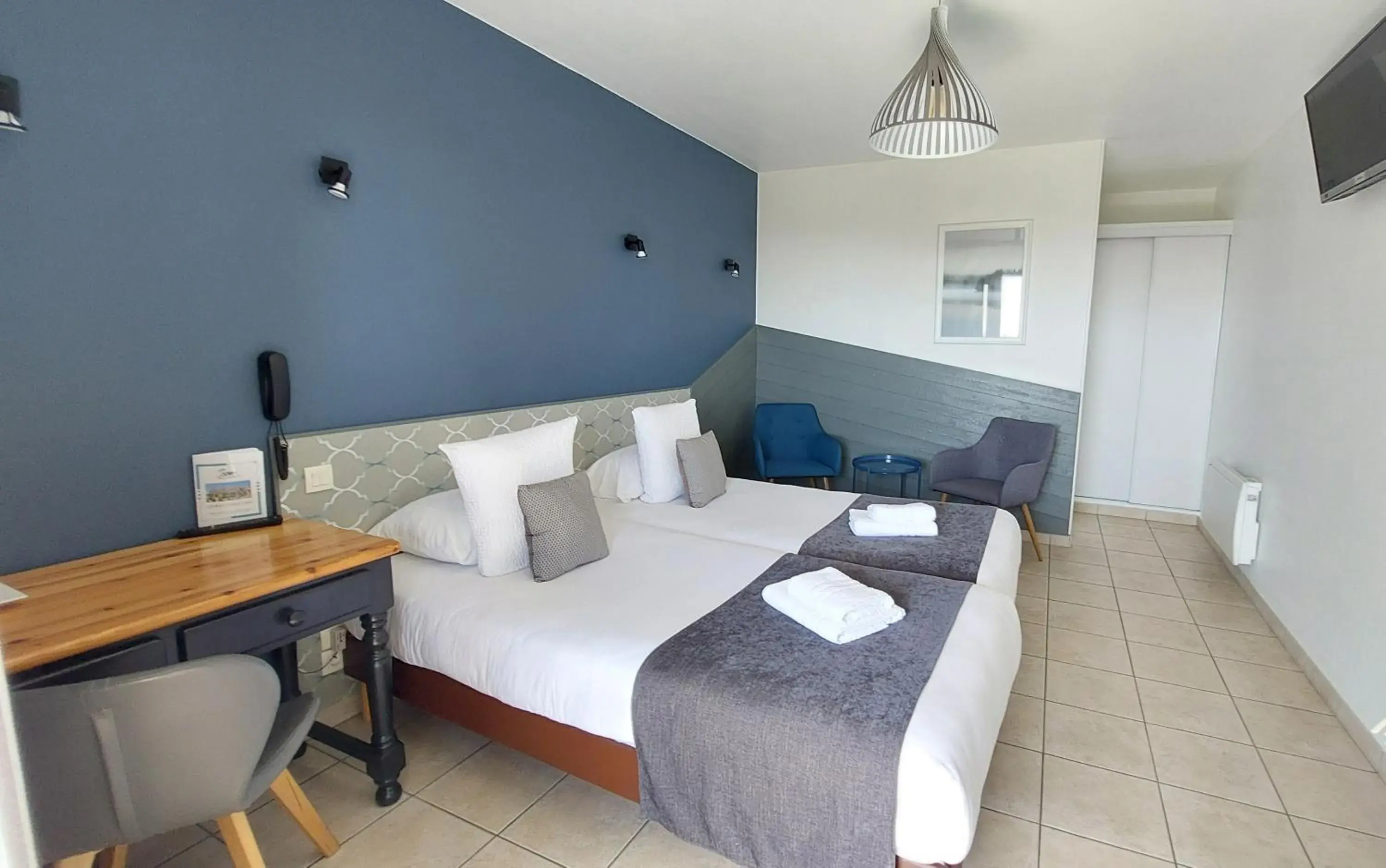 Superior Twin Room in Logis Hôtel La Rosière----Situé entre BAYEUX et ARROMANCHES Superior Twin Room in Logis Hôtel La Rosière----Situé entre BAYEUX et ARROMANCHES