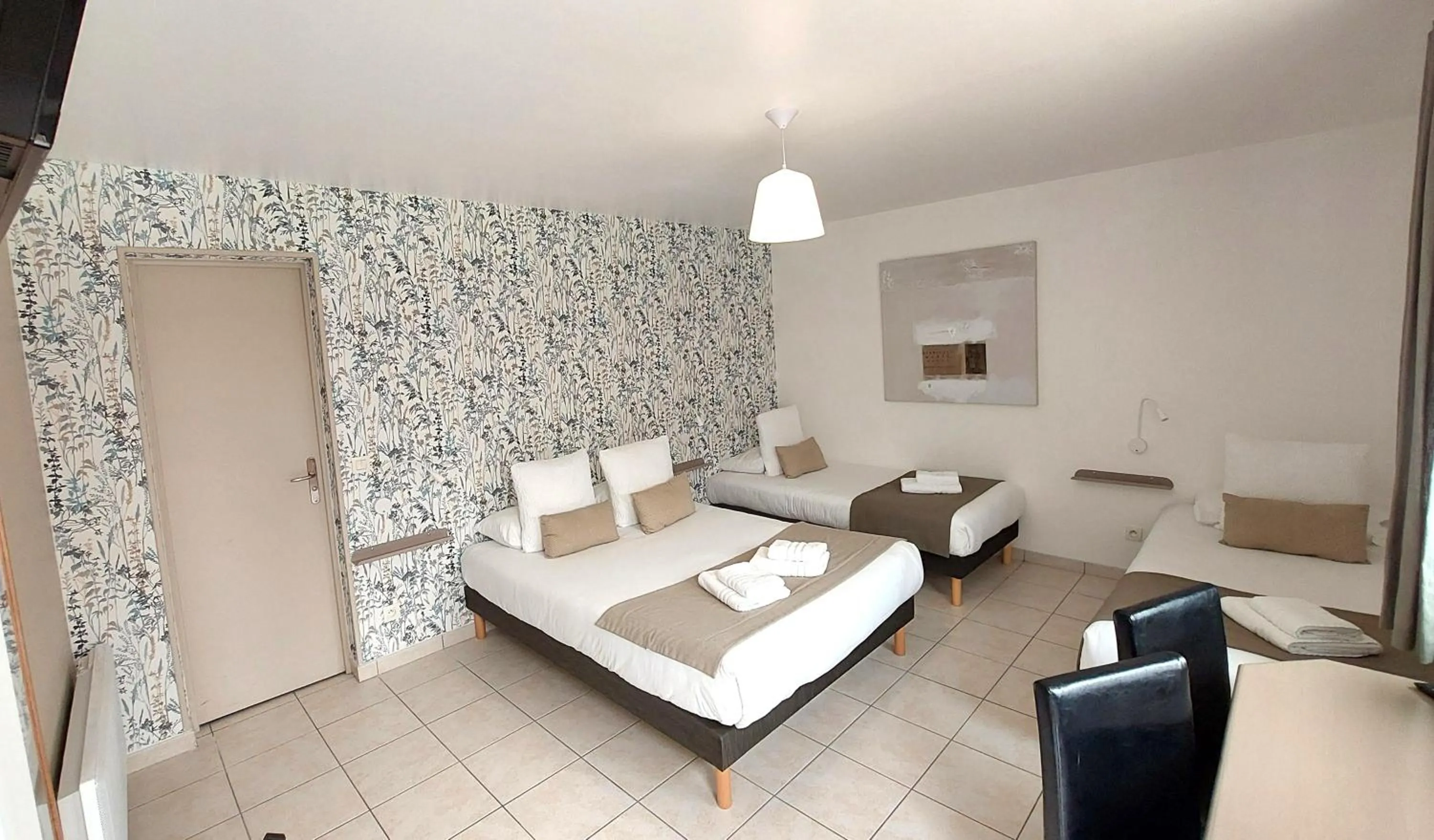 Comfort Quadruple Room in Logis Hôtel La Rosière----Situé entre BAYEUX et ARROMANCHES