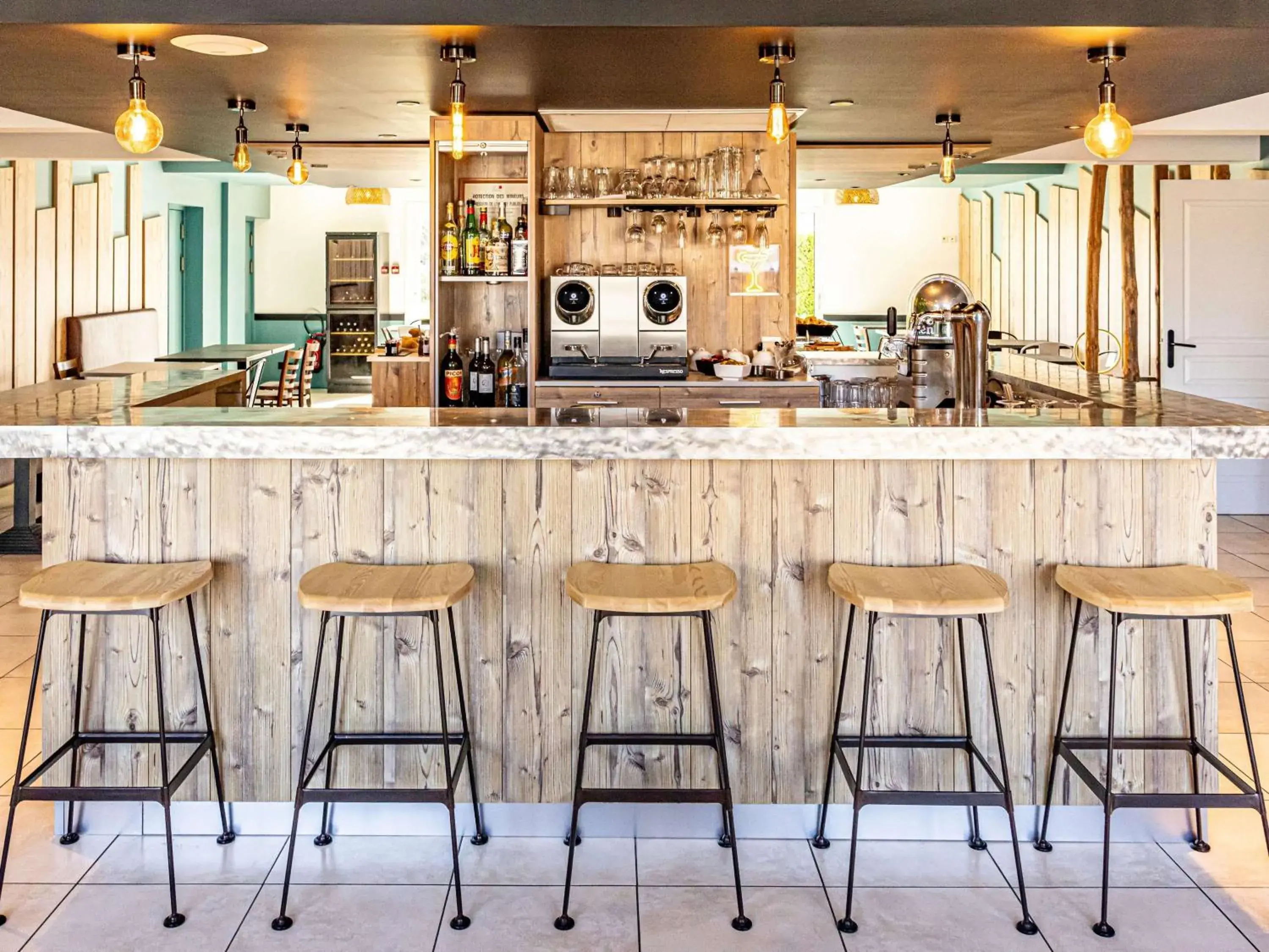 Lounge or bar in ibis Styles Marennes d'Oléron Lounge or bar in ibis Styles Marennes d'Oléron