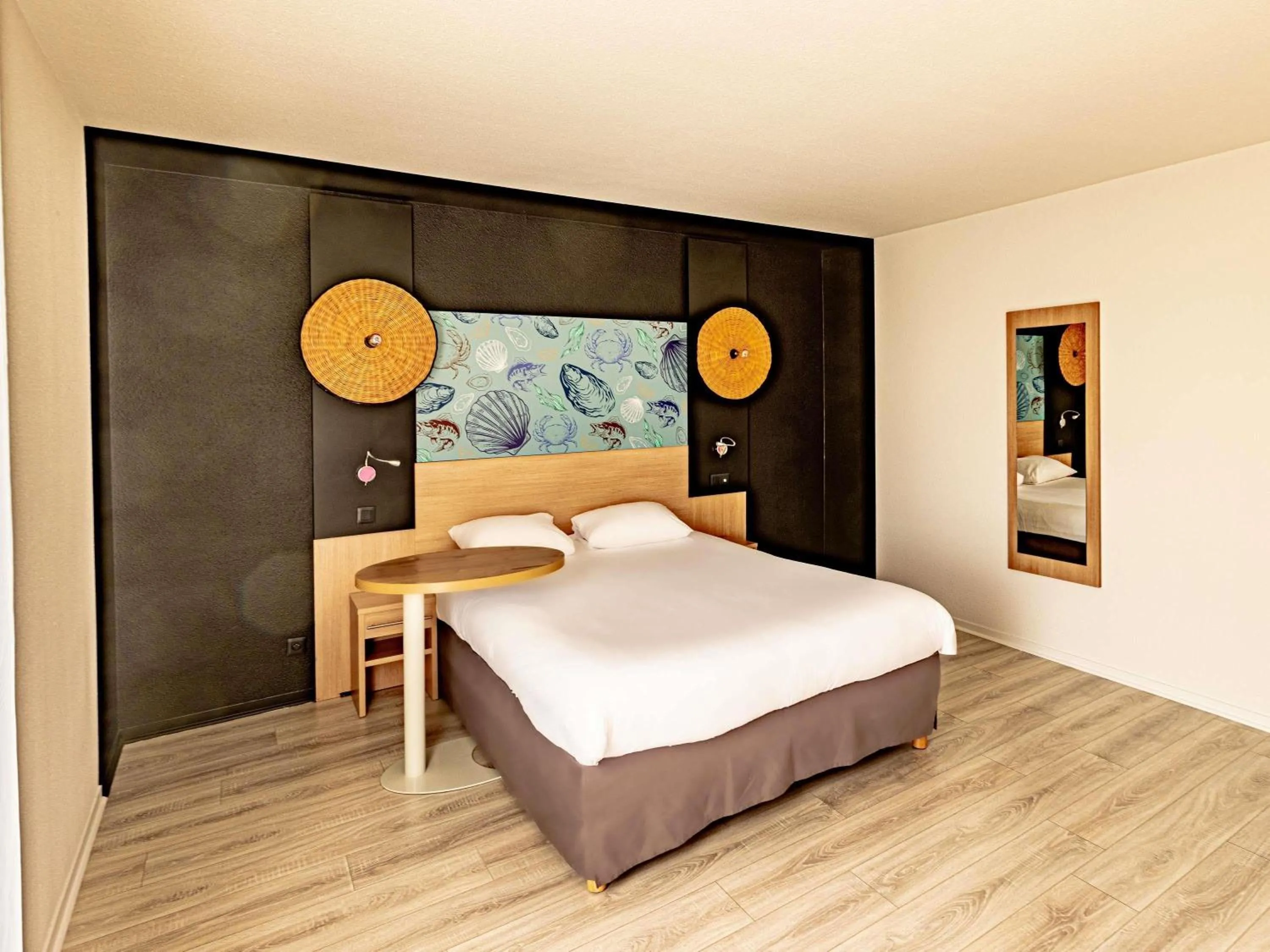 Bedroom, Bed in ibis Styles Marennes d'Oléron