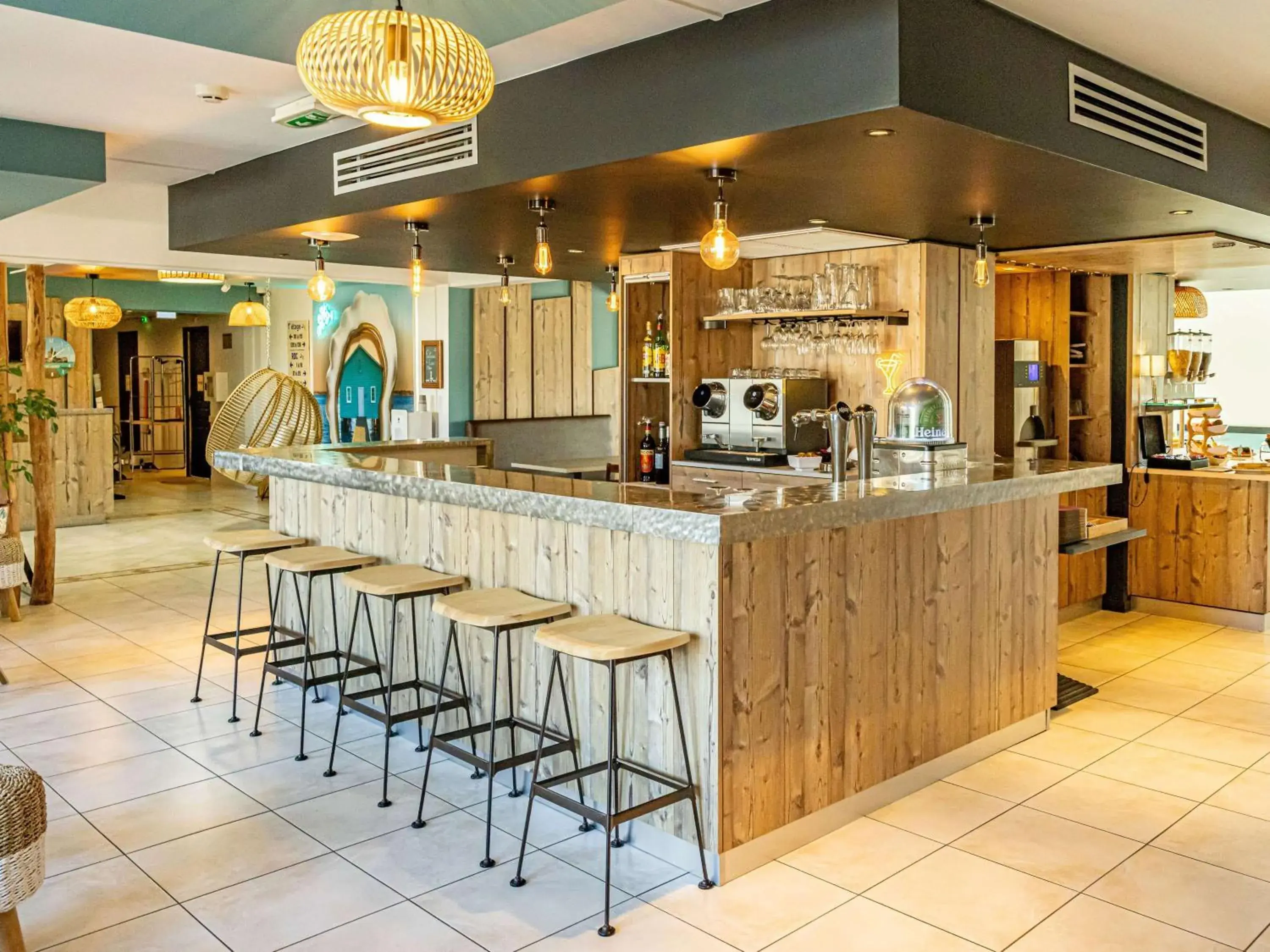 Lounge or bar in ibis Styles Marennes d'Oléron Lounge or bar in ibis Styles Marennes d'Oléron
