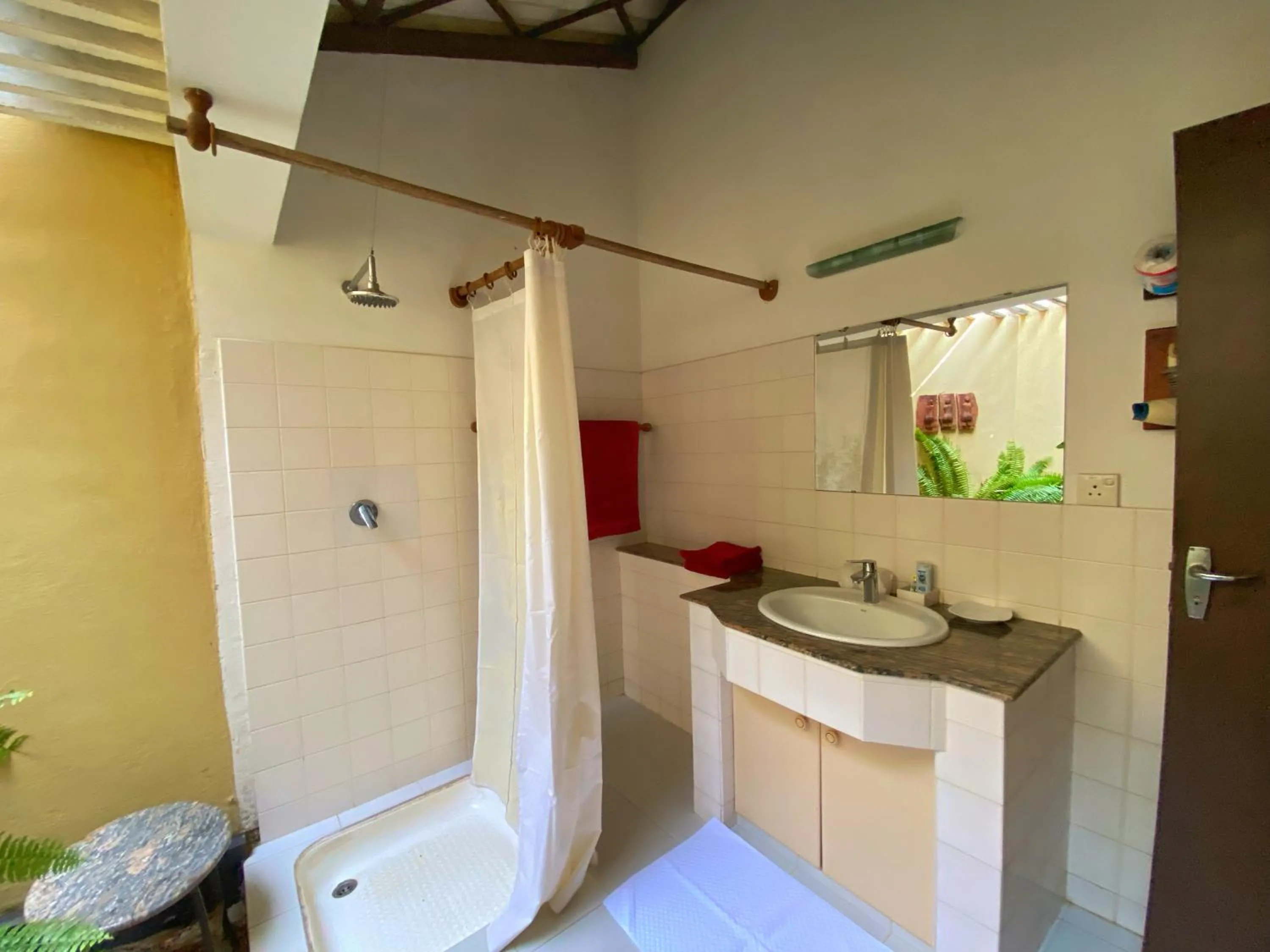 Toilet in Ging Oya Lodge