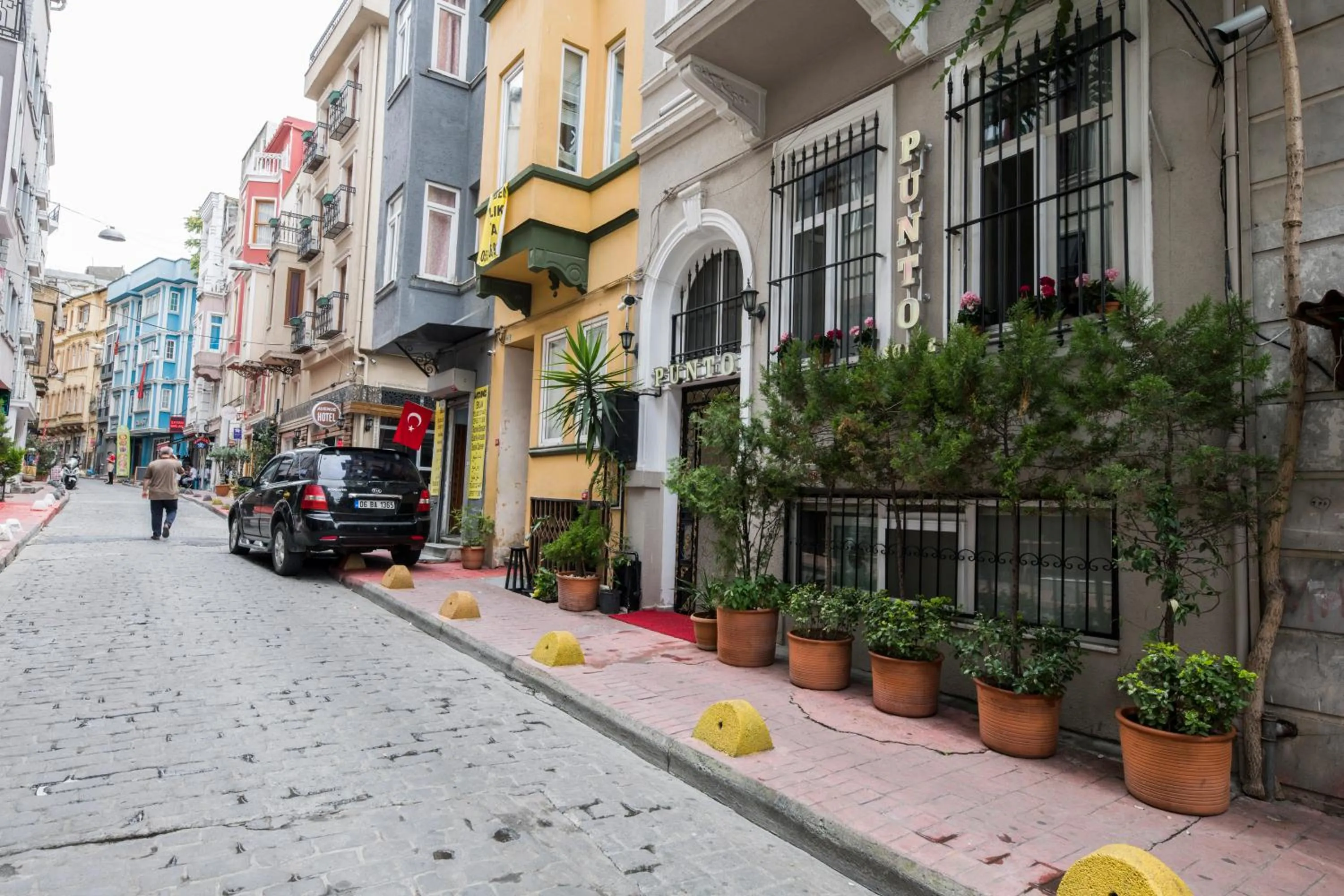 Property building in Punto Suite