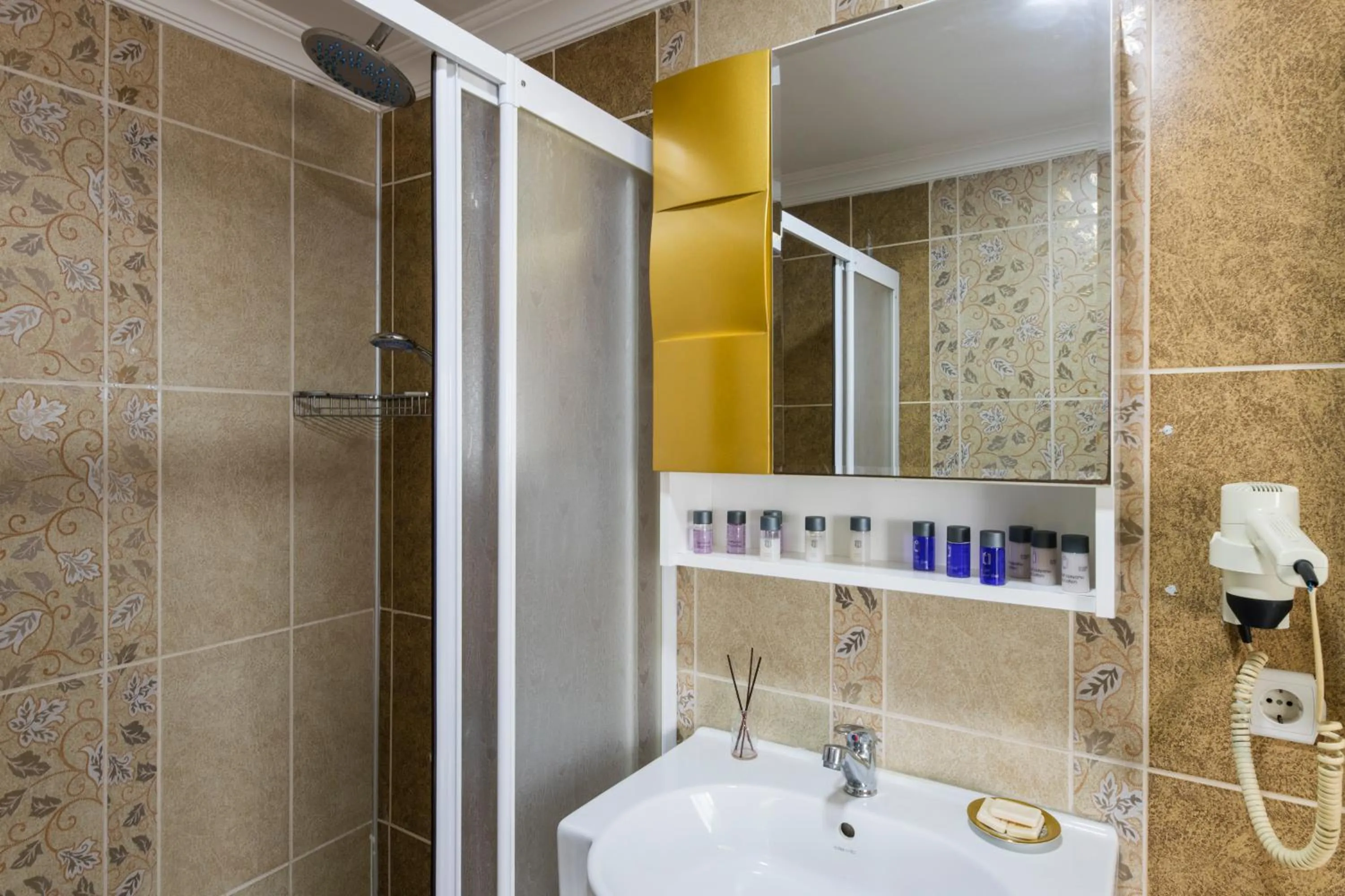 Shower in Punto Suite