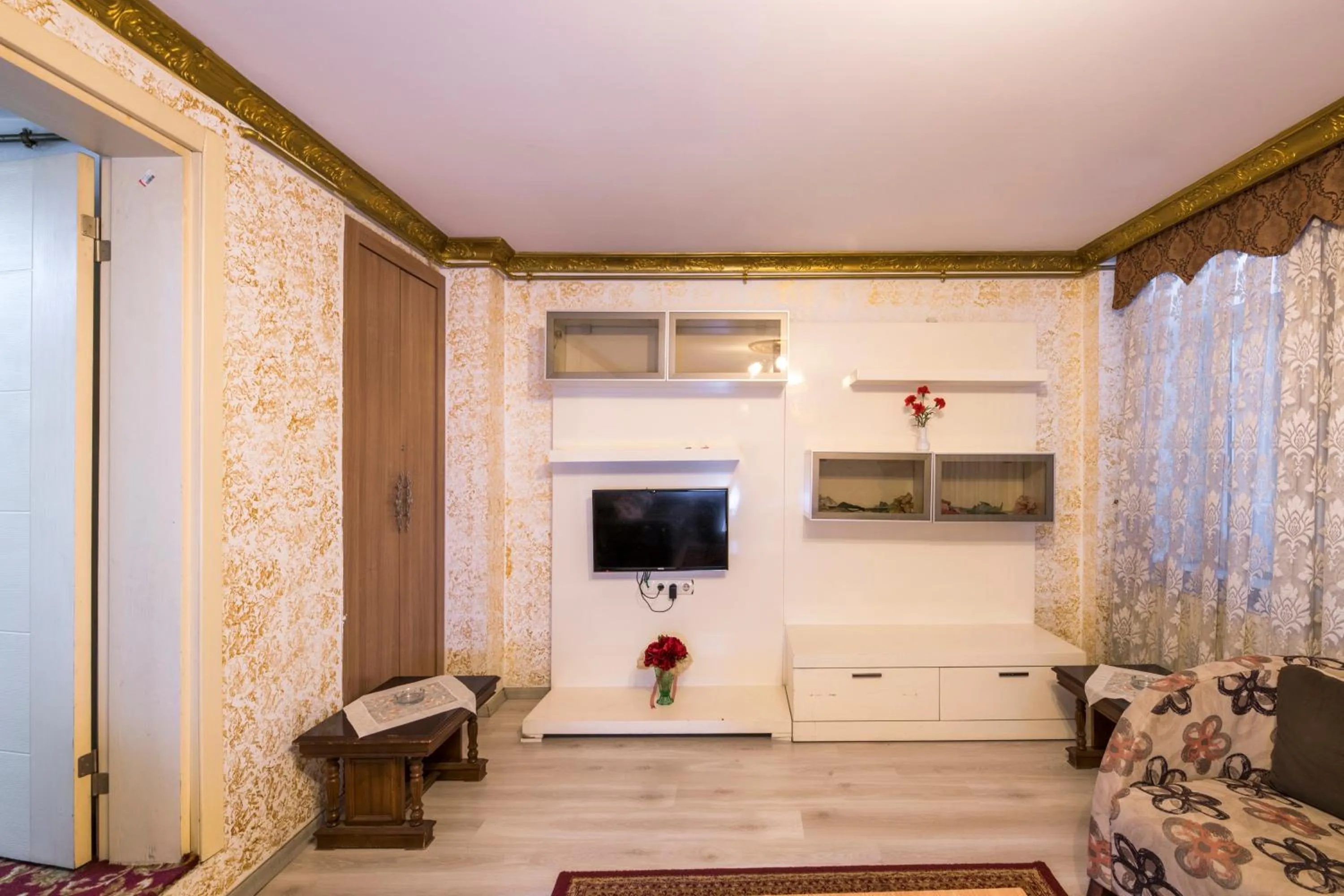 Communal lounge/ TV room in Punto Suite