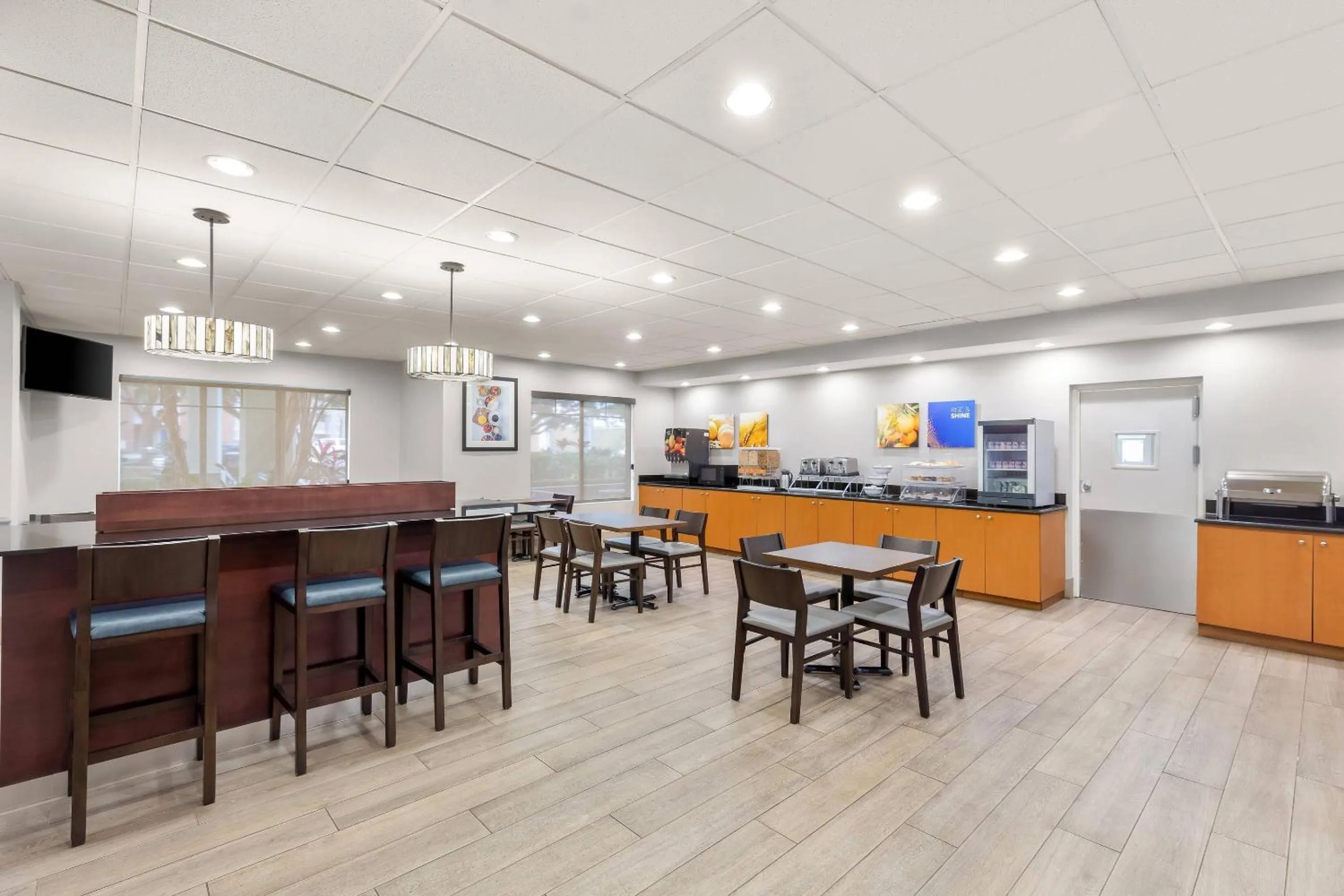 Breakfast in Comfort Suites Near Universal Orlando Resort