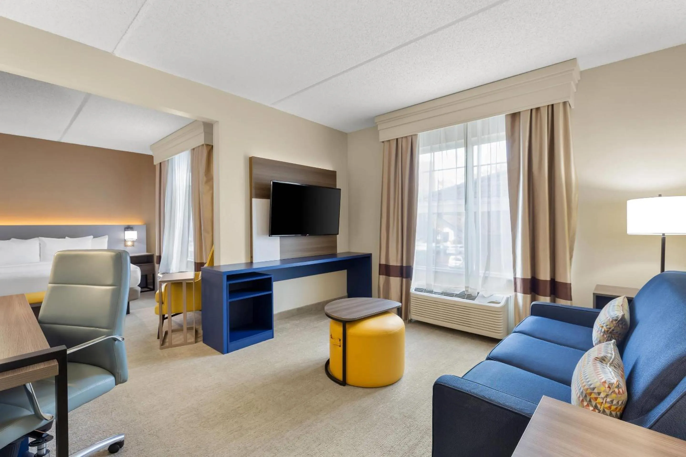 Bedroom in Comfort Suites Near Universal Orlando Resort