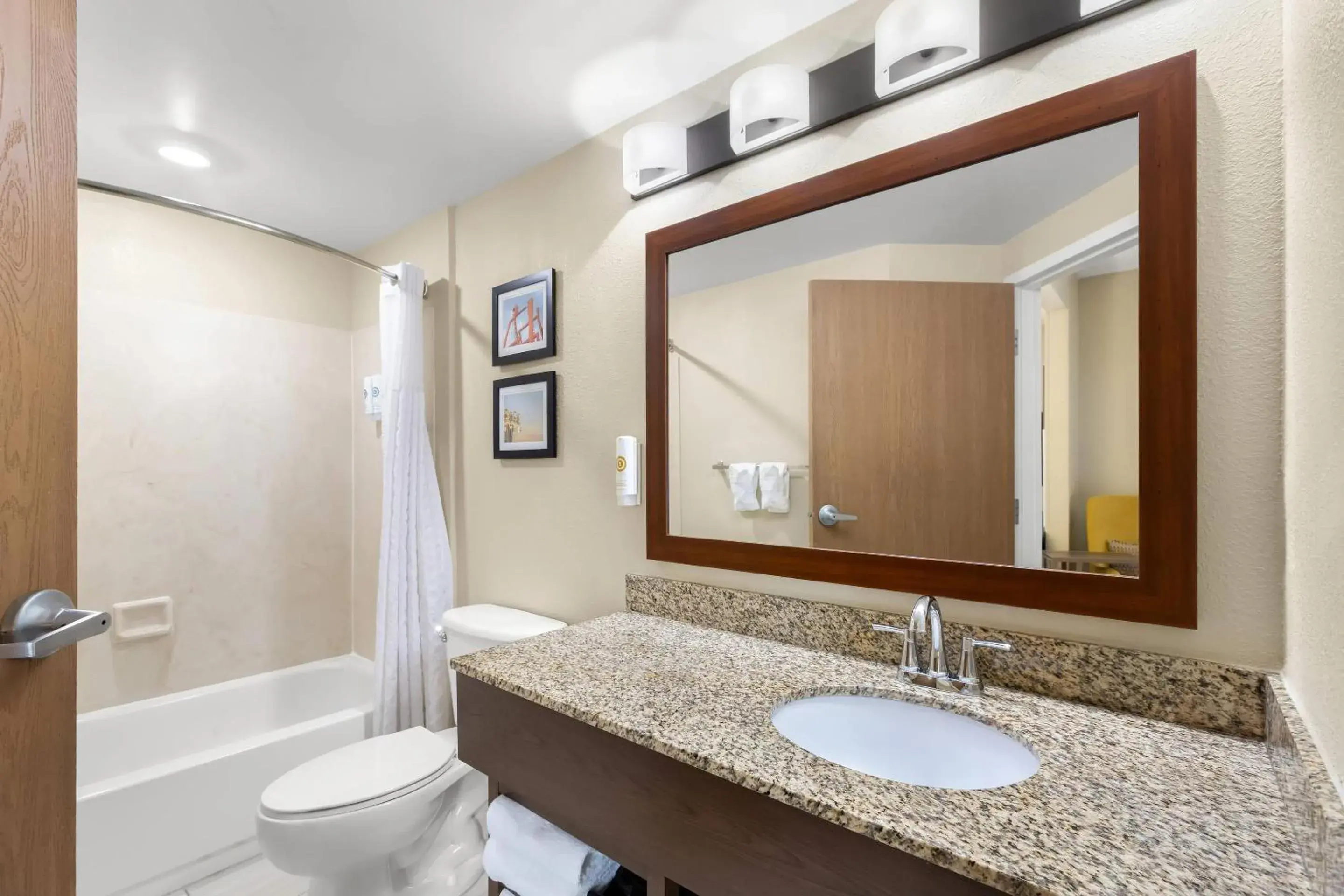 Bedroom in Comfort Suites Near Universal Orlando Resort Bedroom in Comfort Suites Near Universal Orlando Resort