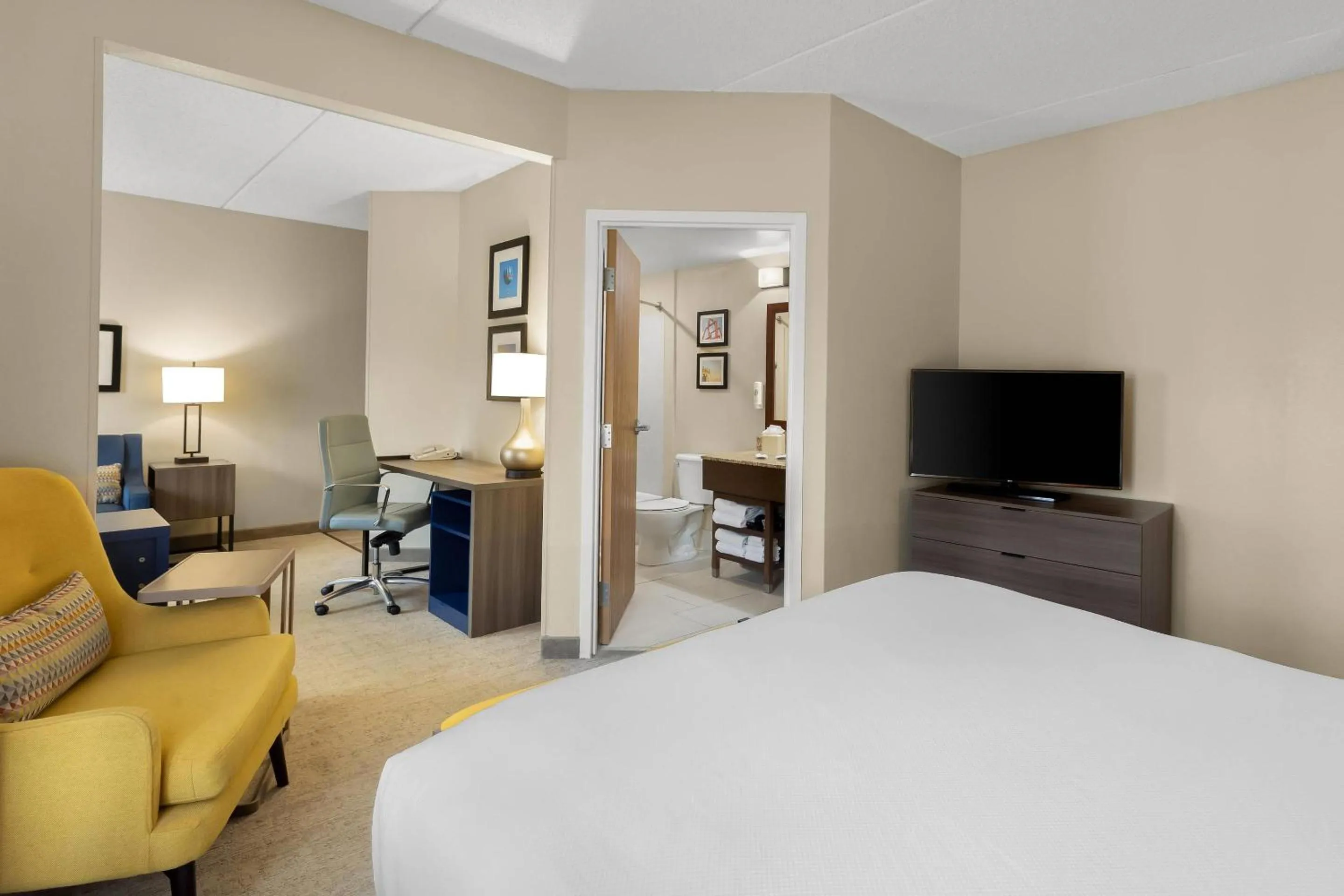 Bedroom, Bed in Comfort Suites Near Universal Orlando Resort