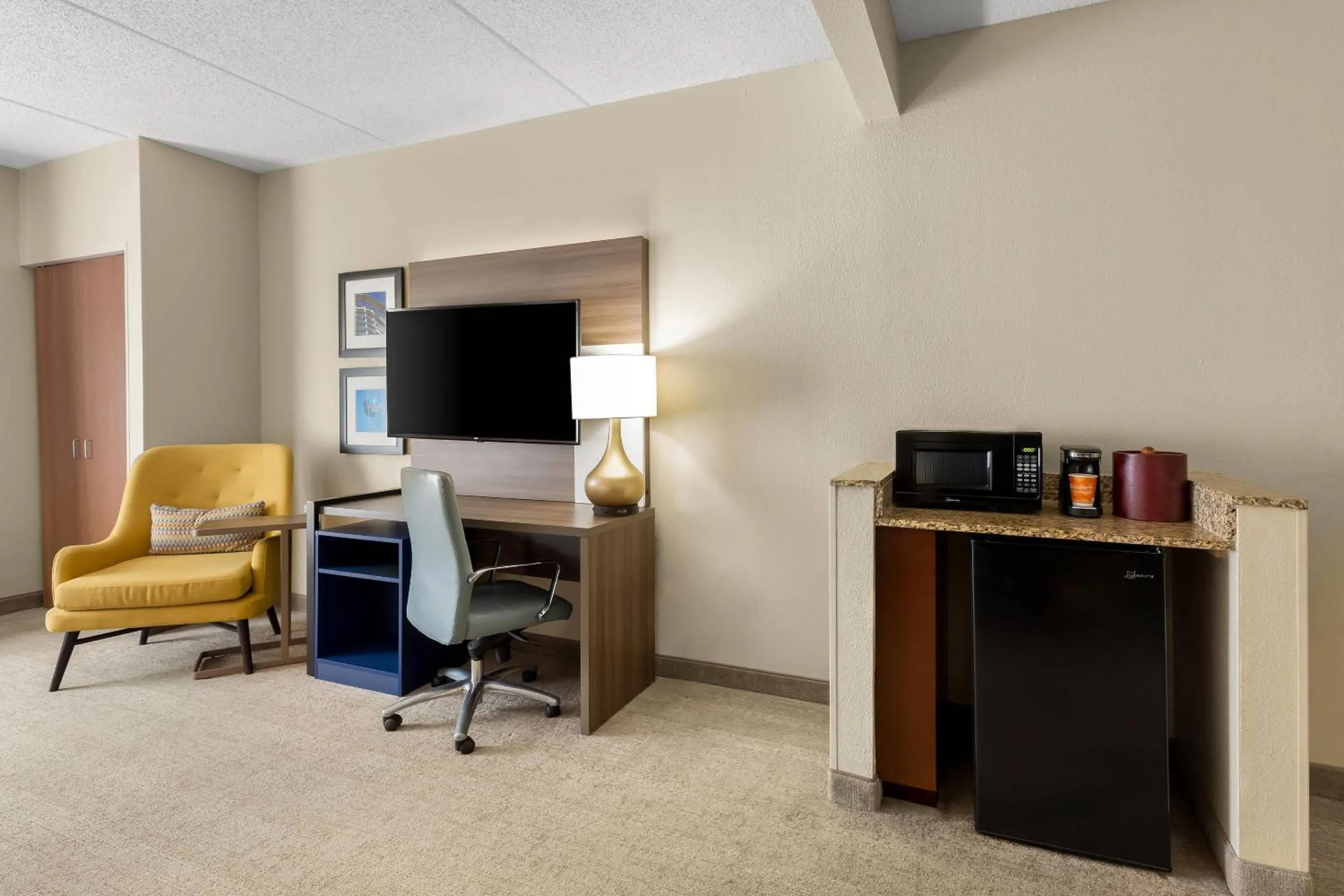 Bedroom in Comfort Suites Near Universal Orlando Resort