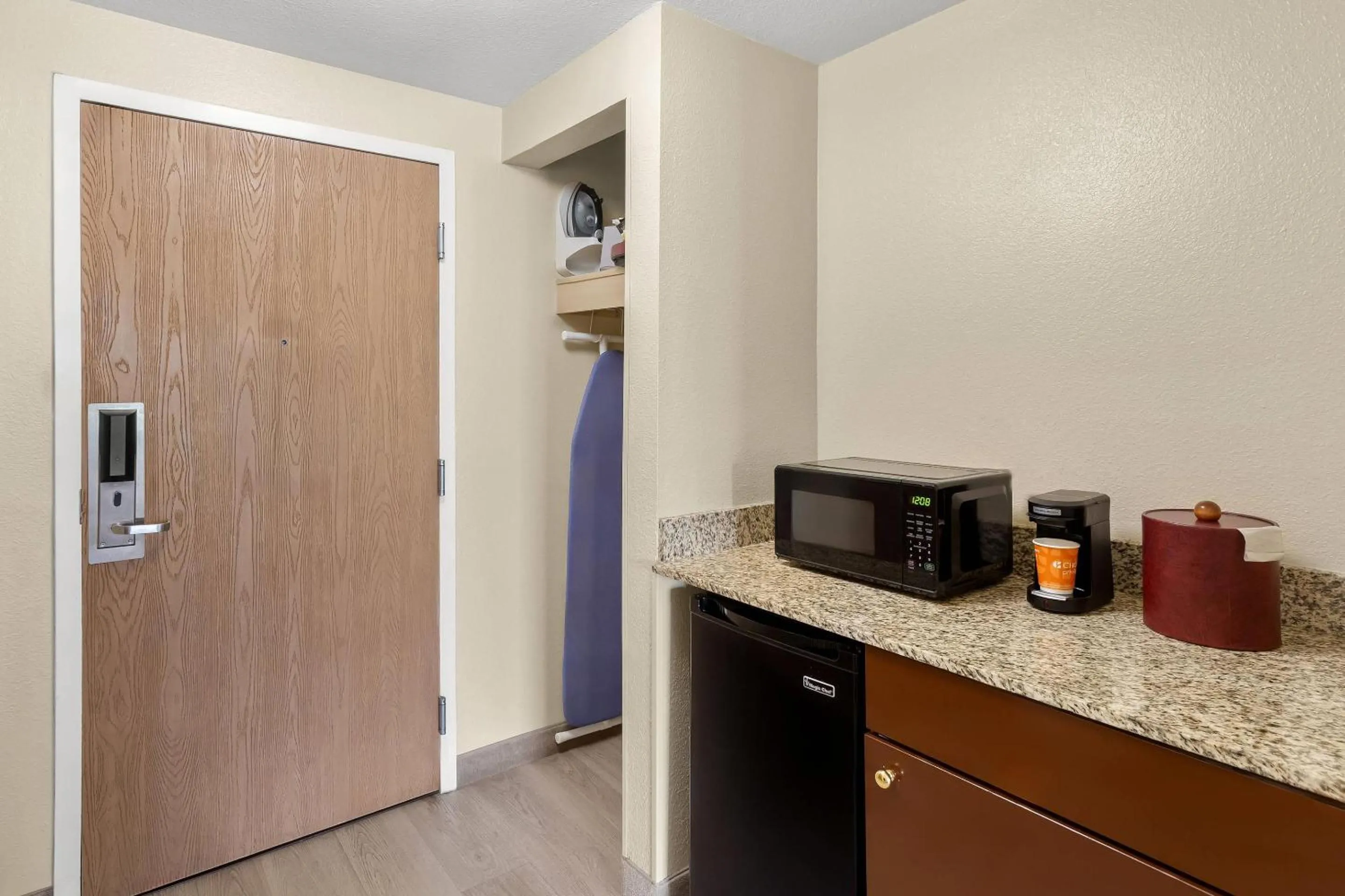 Bedroom in Comfort Suites Near Universal Orlando Resort