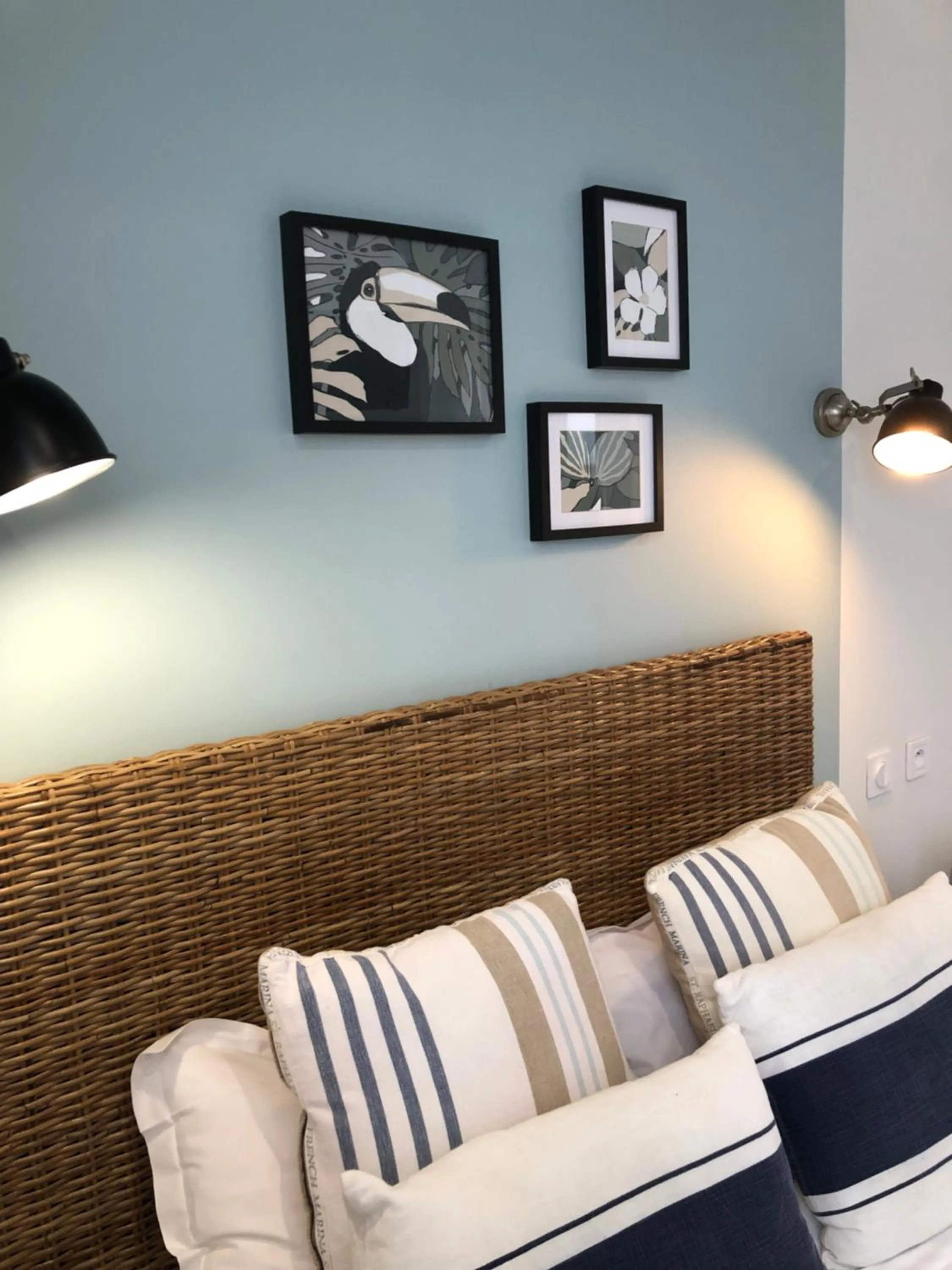 Property building, Bed in Hotel Les Embruns