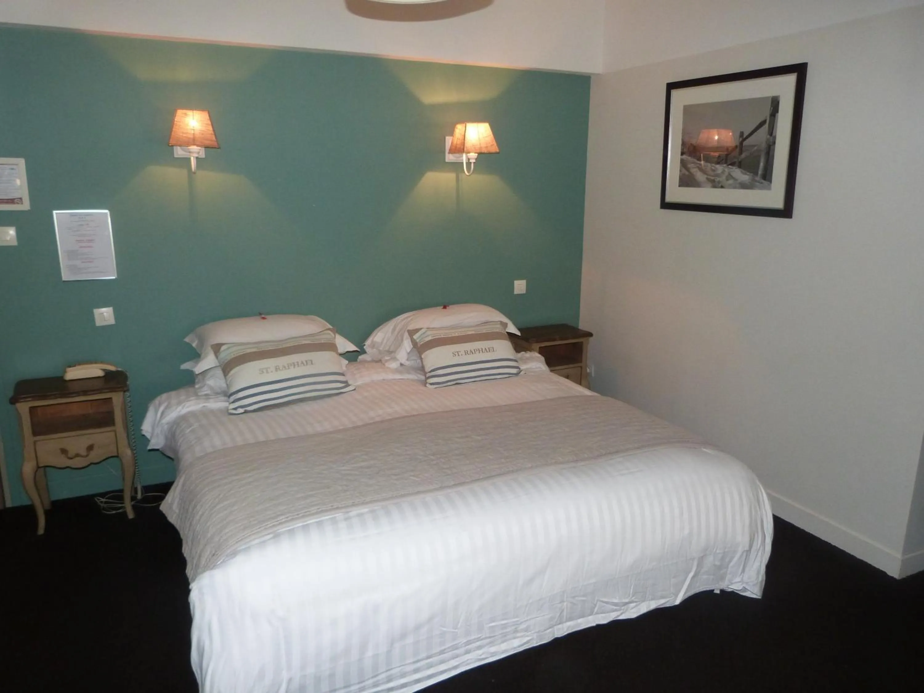 Bedroom, Bed in Hotel Les Embruns