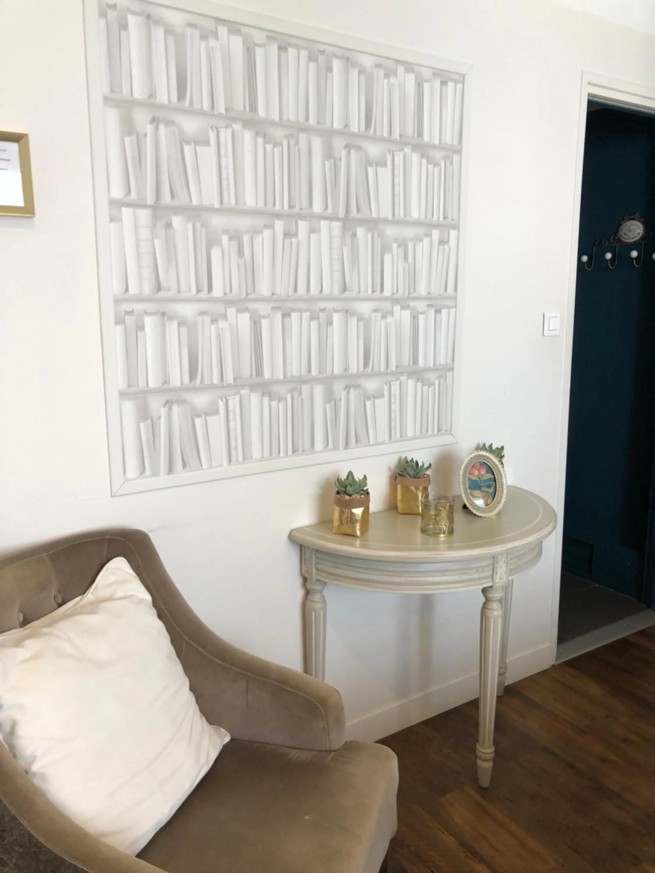 Seating area in Hotel Les Embruns