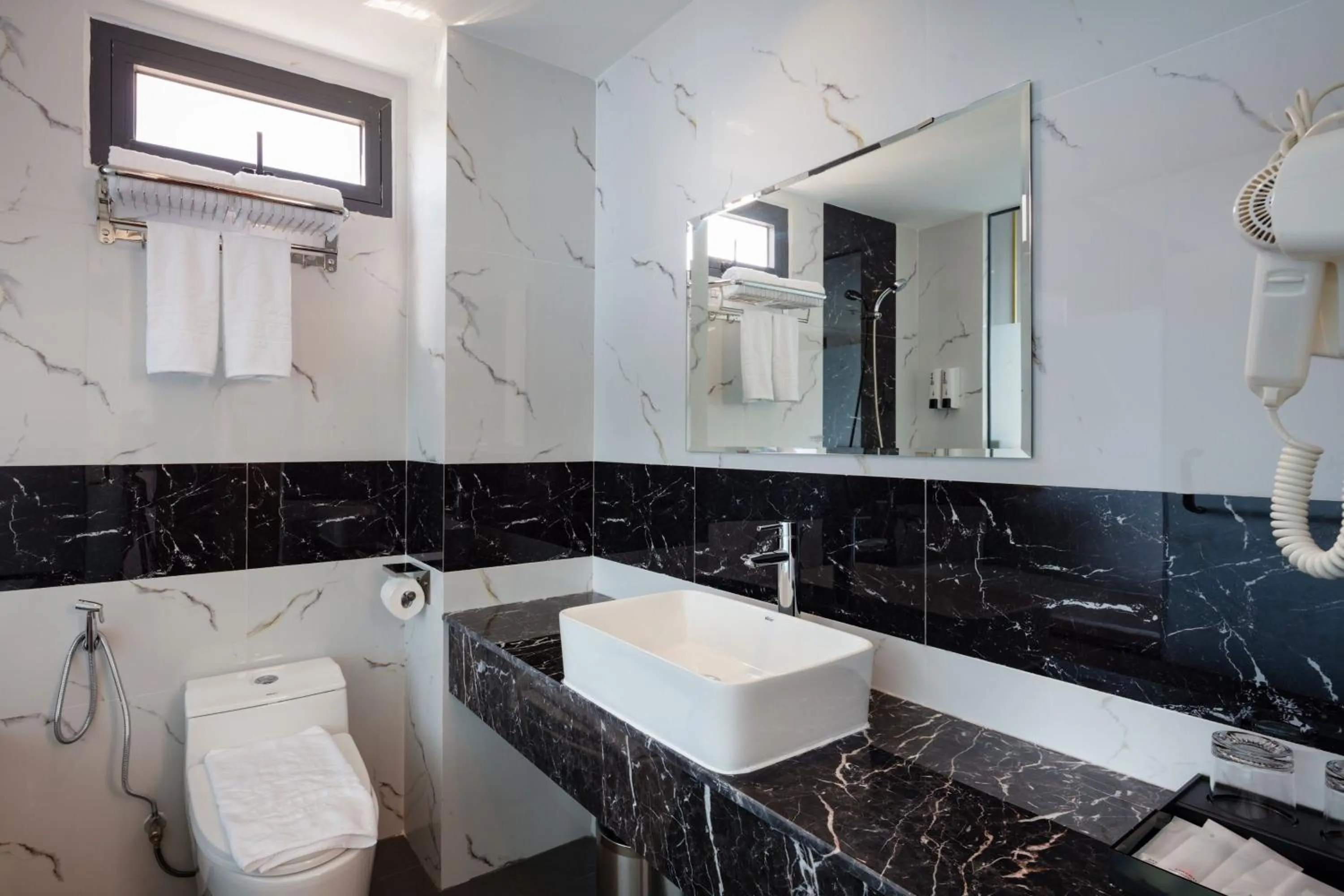 Shower in Amber Hotel managed by HT