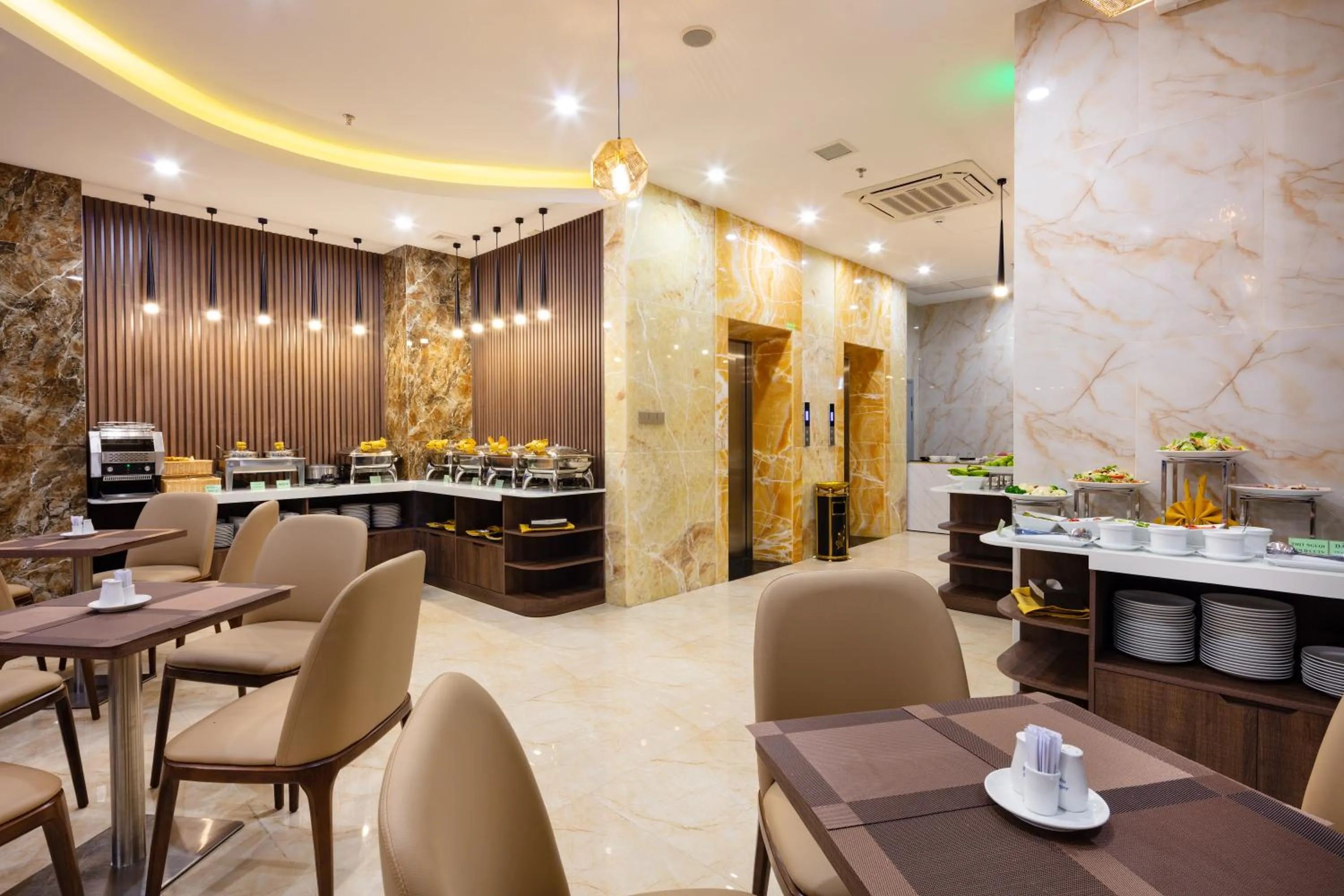 Restaurant/places to eat in Amber Hotel managed by HT