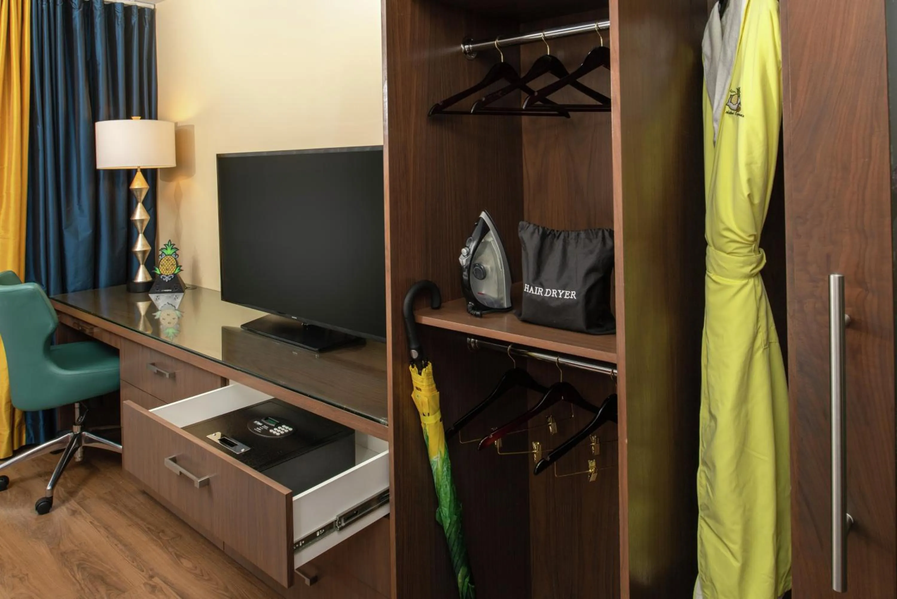 TV and multimedia in Staypineapple, Hotel Rose, Downtown Portland