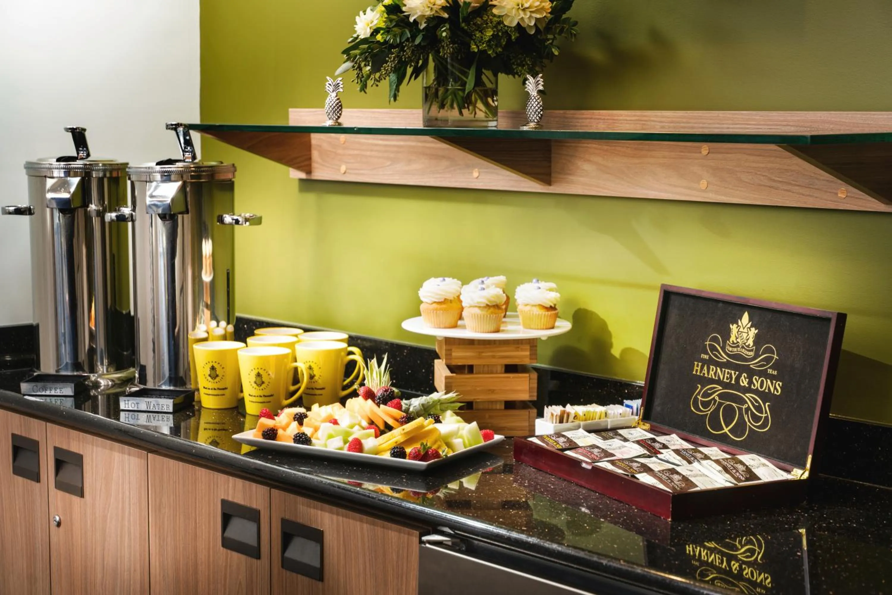 Food and drinks in Staypineapple, Hotel Rose, Downtown Portland