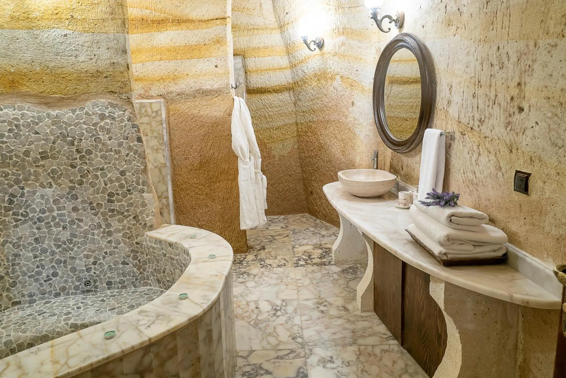 Hot Tub in Zeydem Suites