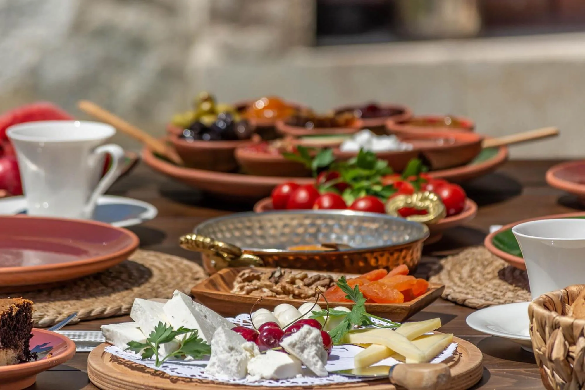 Restaurant/places to eat in Zeydem Suites