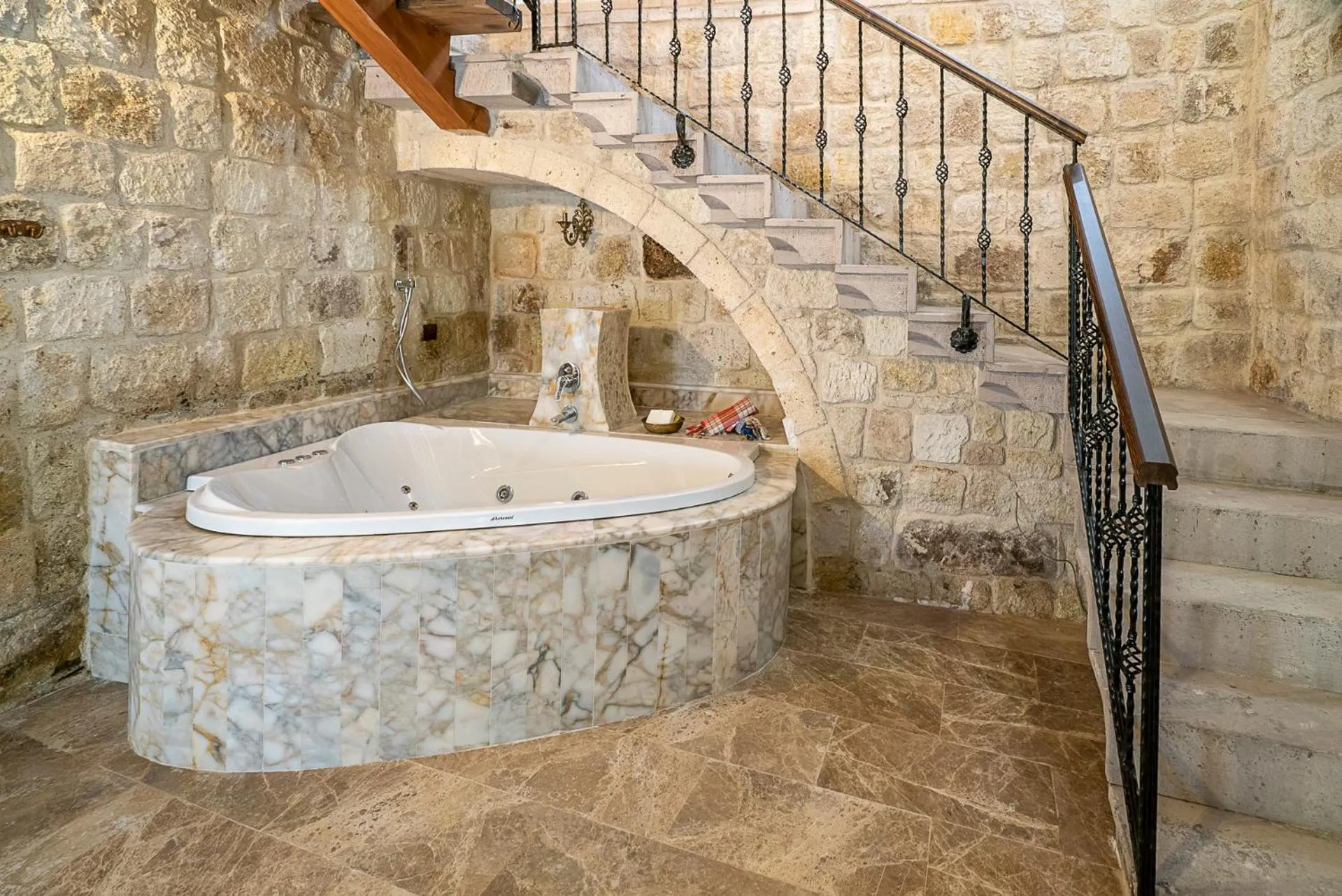 Hot Tub in Zeydem Suites