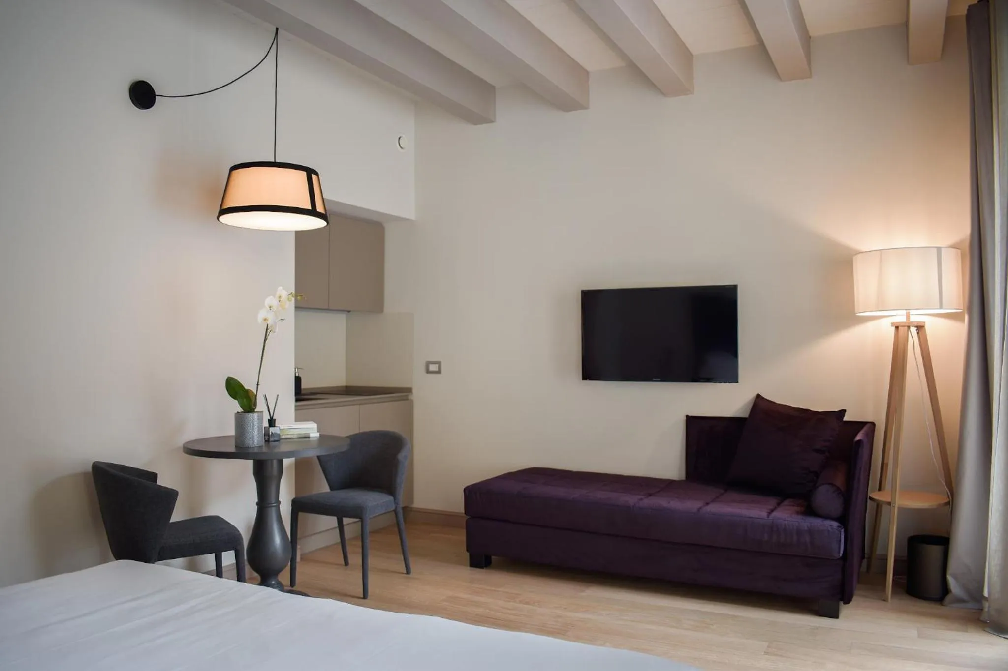 Dining area, Bed in Opera35 Boutique Hotel