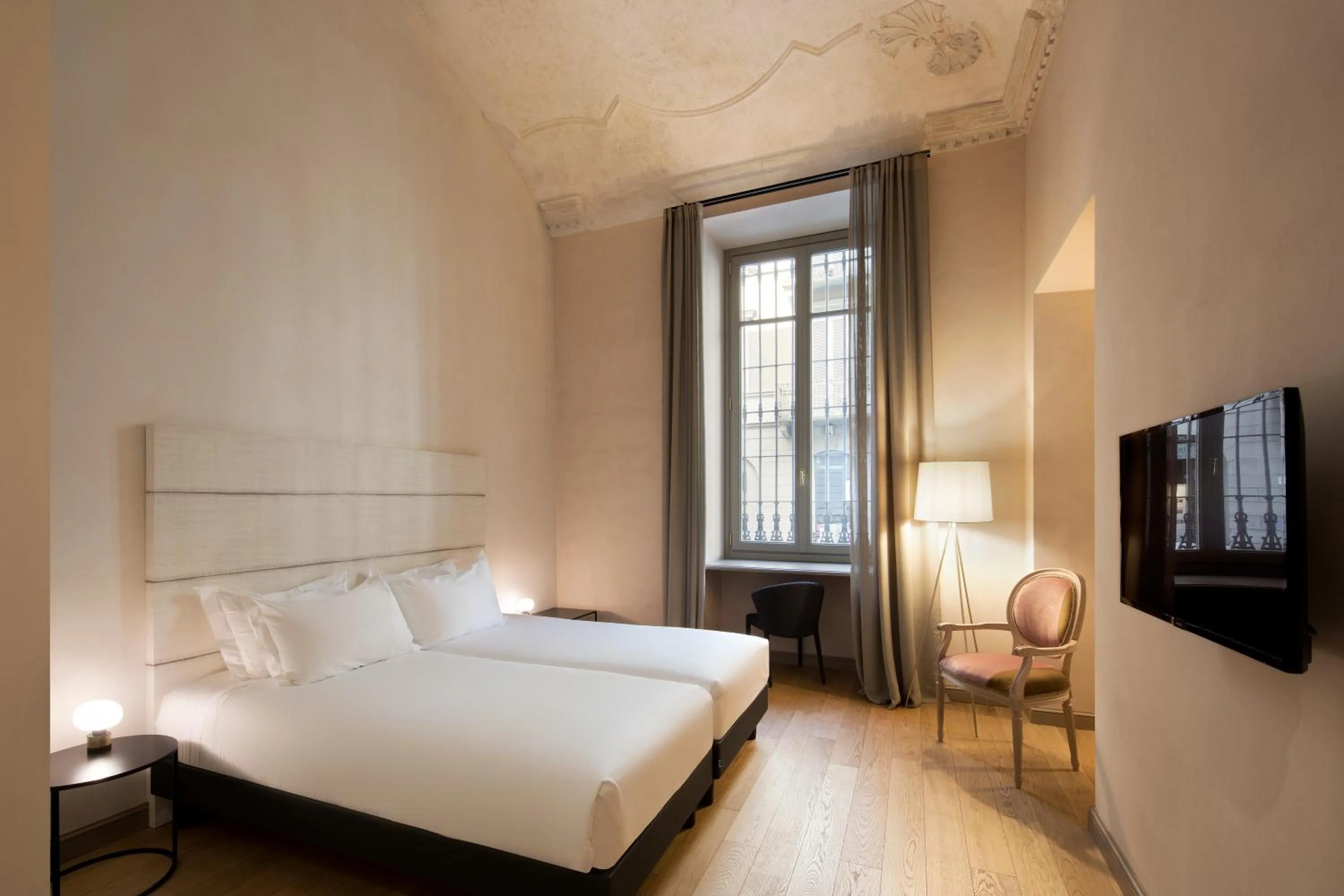 Photo of the whole room, Bed in Opera35 Boutique Hotel