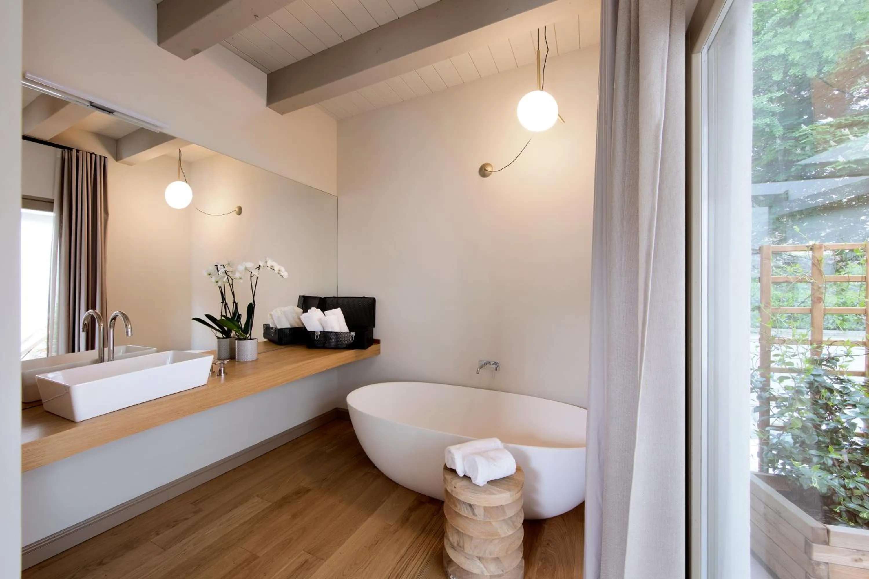 Bath in Opera35 Boutique Hotel