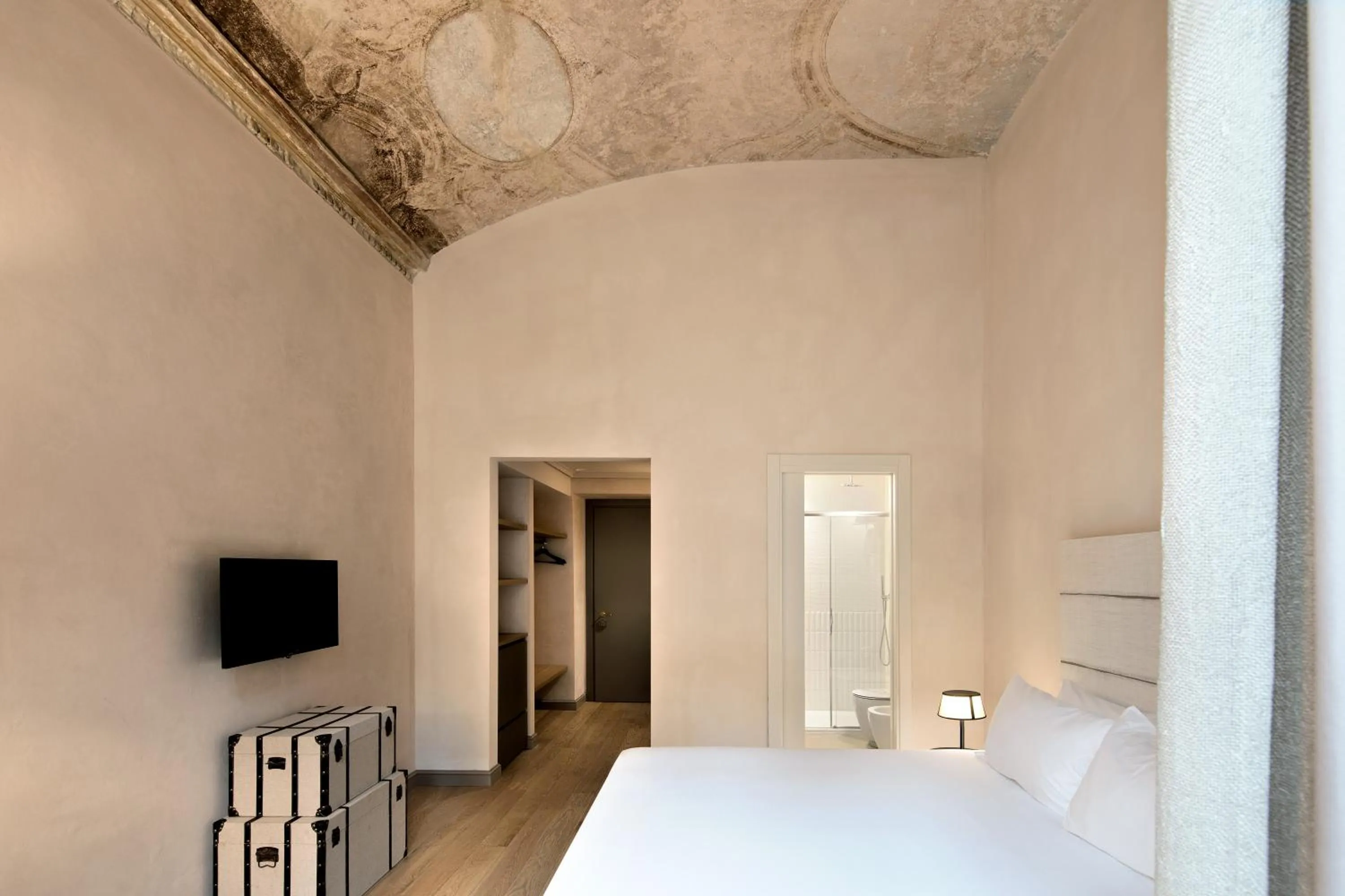 Photo of the whole room, Bed in Opera35 Boutique Hotel