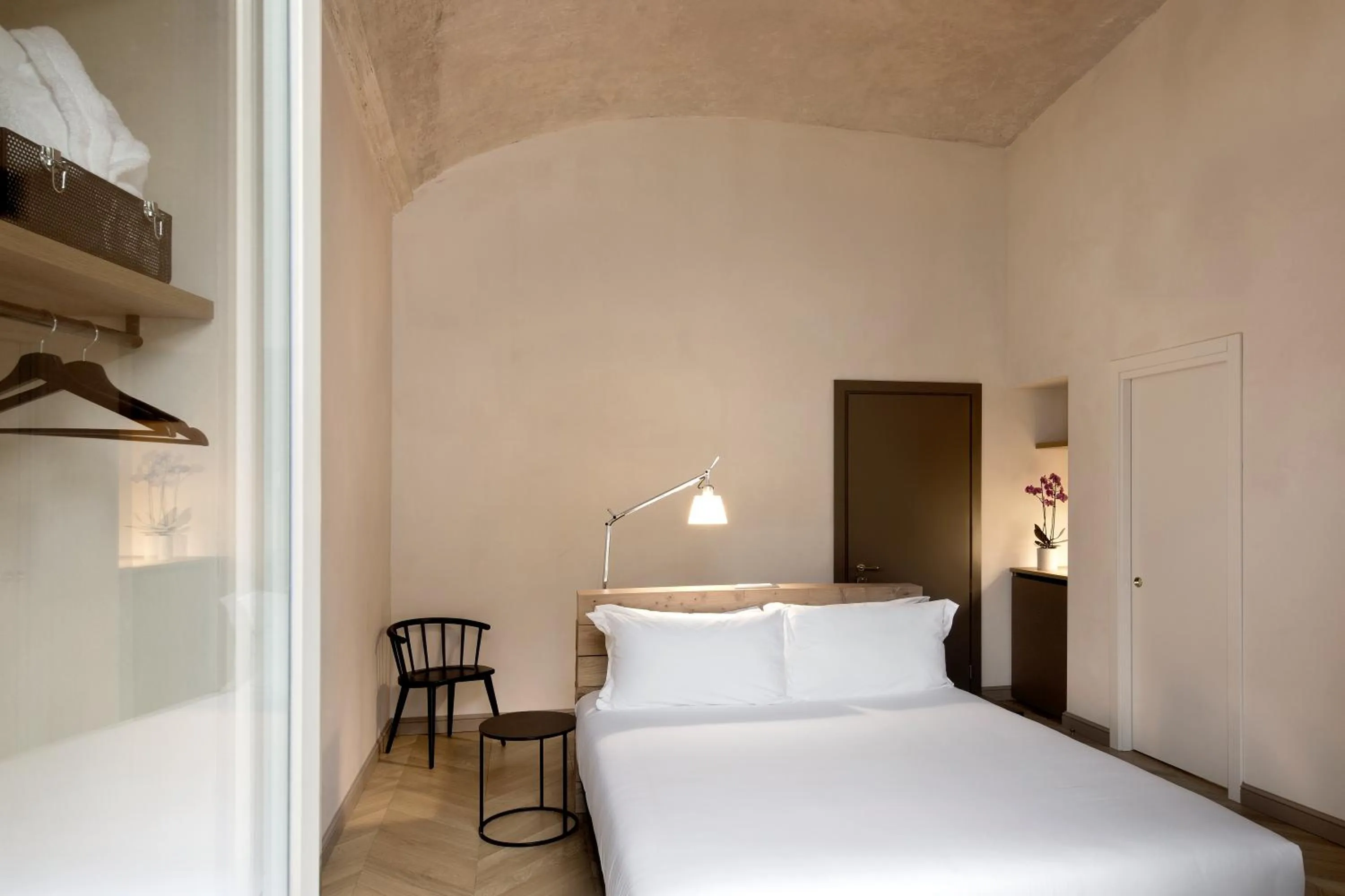 Photo of the whole room, Bed in Opera35 Boutique Hotel