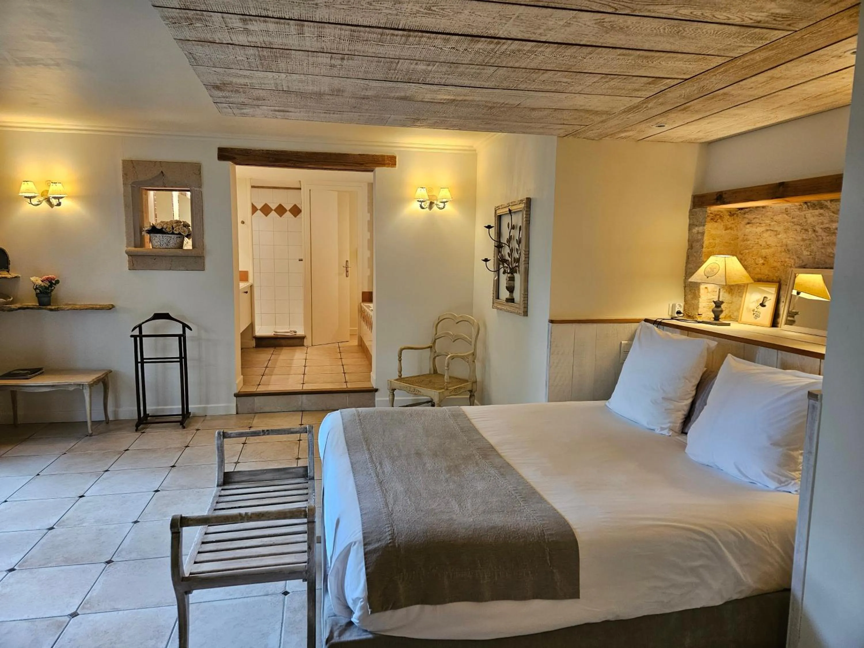 Bedroom, Bed in La Terre d'Or