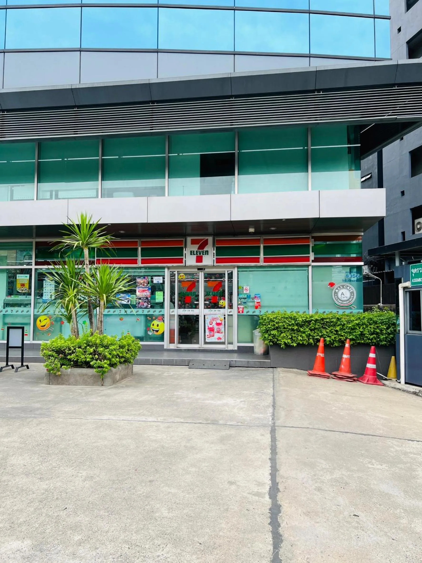 Supermarket/grocery shop in Woodstory Boutique Hotel