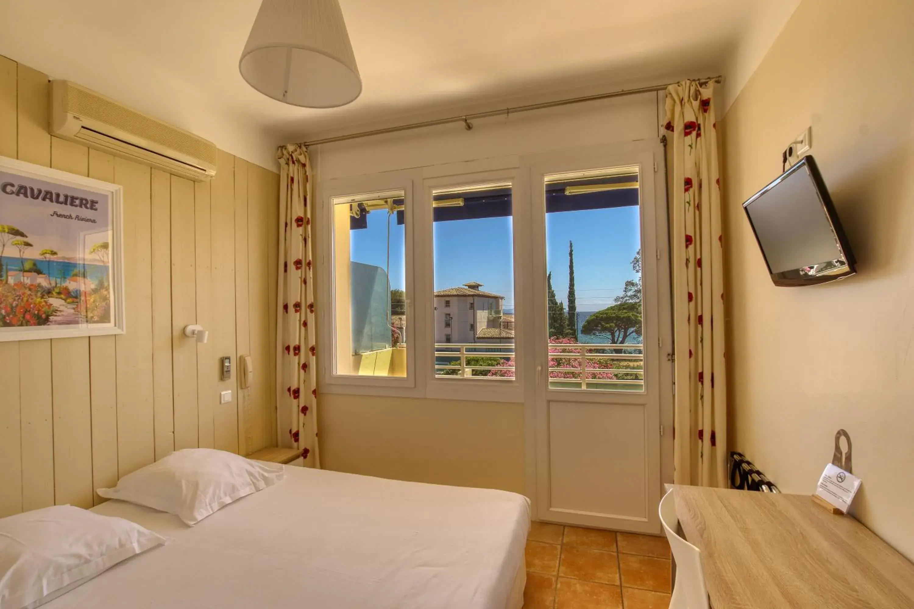 Double Room with Partial Sea View and Balcony in Cap Nègre Hôtel Double Room with Partial Sea View and Balcony in Cap Nègre Hôtel
