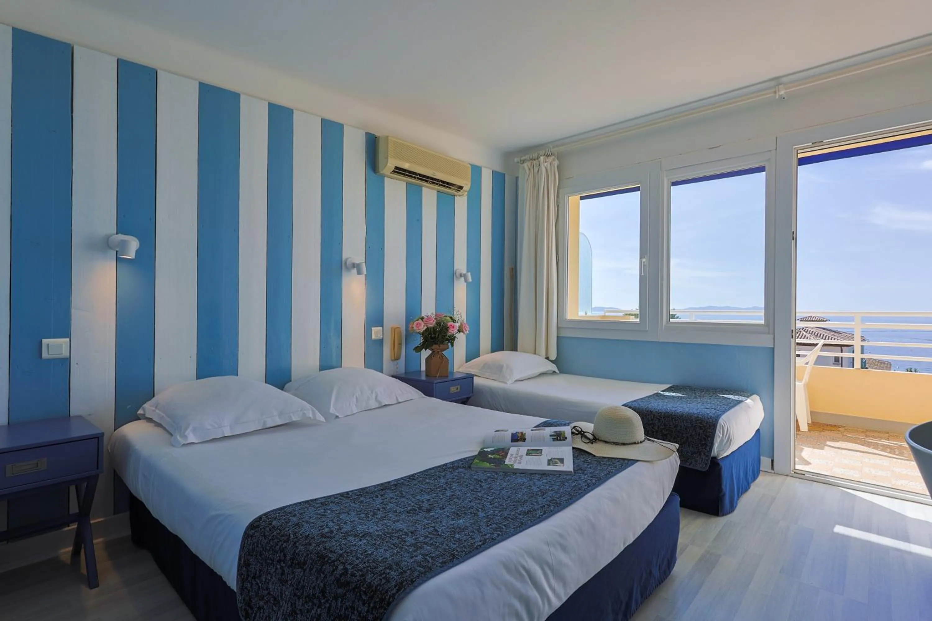 Balcony/Terrace, Bed in Cap Nègre Hôtel