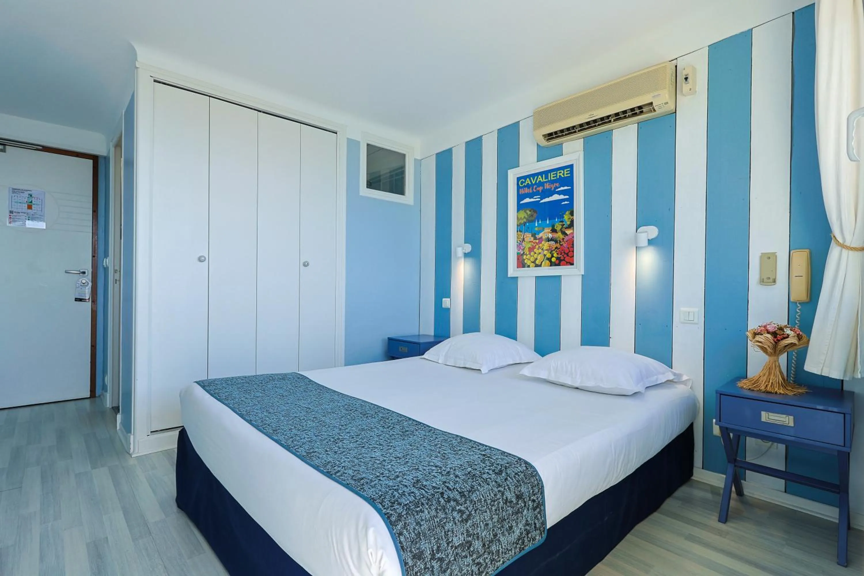 Balcony/Terrace, Bed in Cap Nègre Hôtel