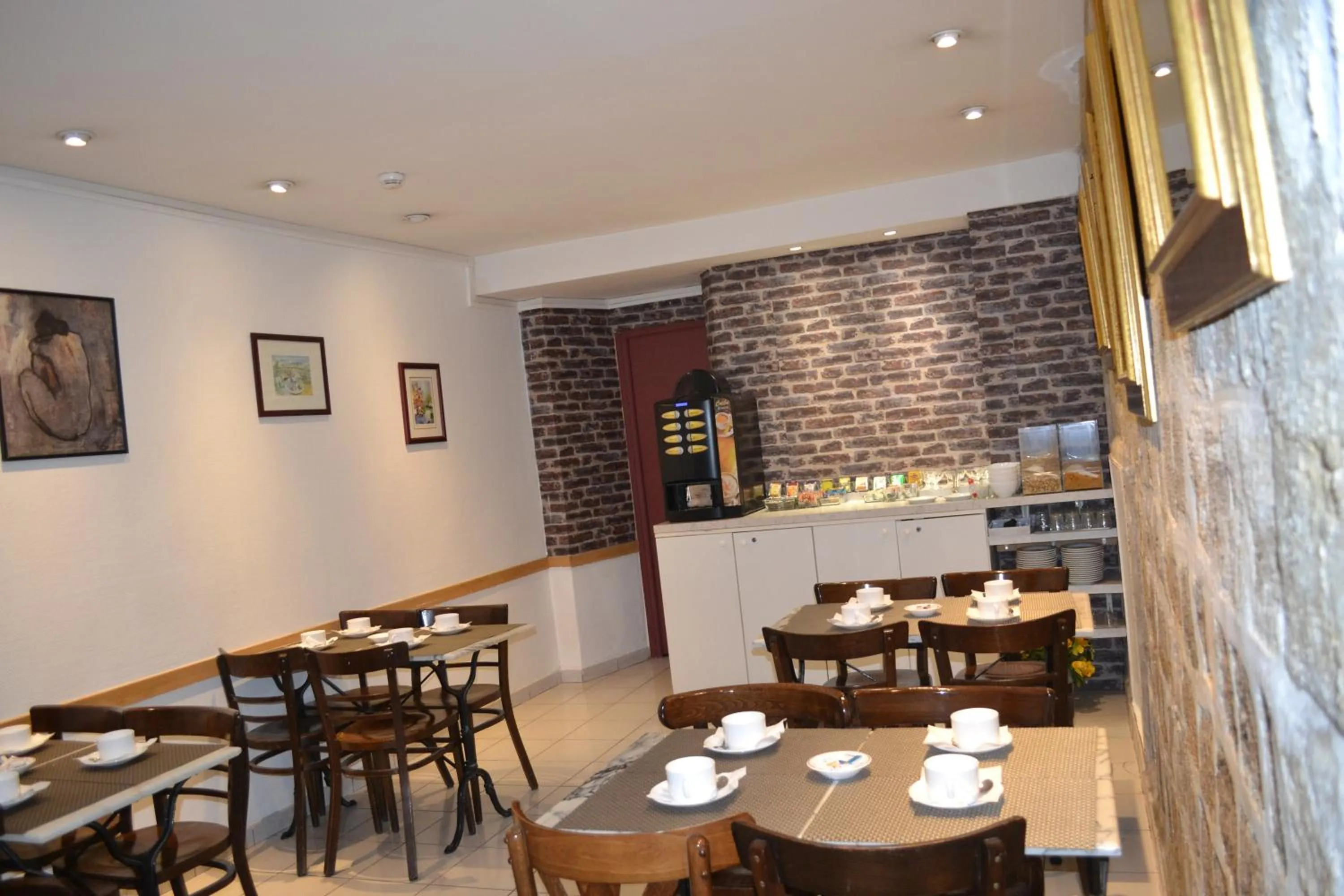 Restaurant/places to eat in Hotel William's Opera