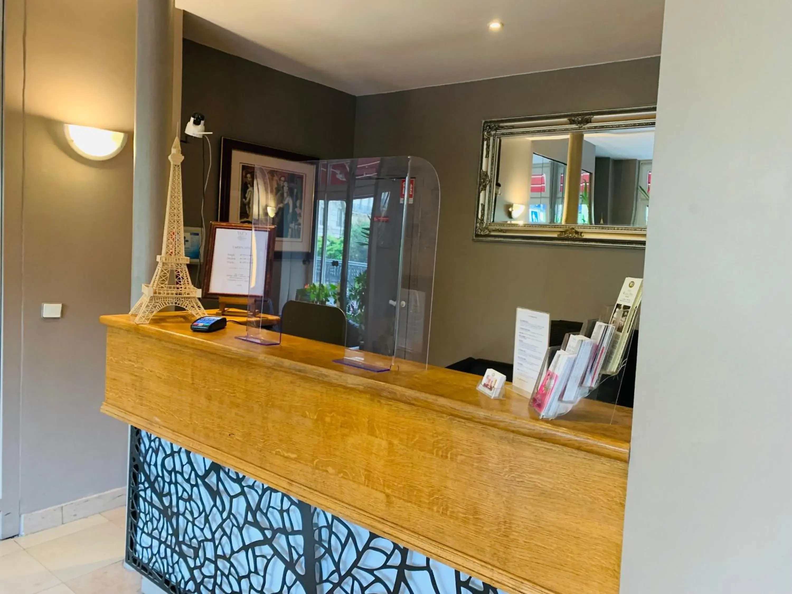 Lobby or reception in Hotel William's Opera Lobby or reception in Hotel William's Opera