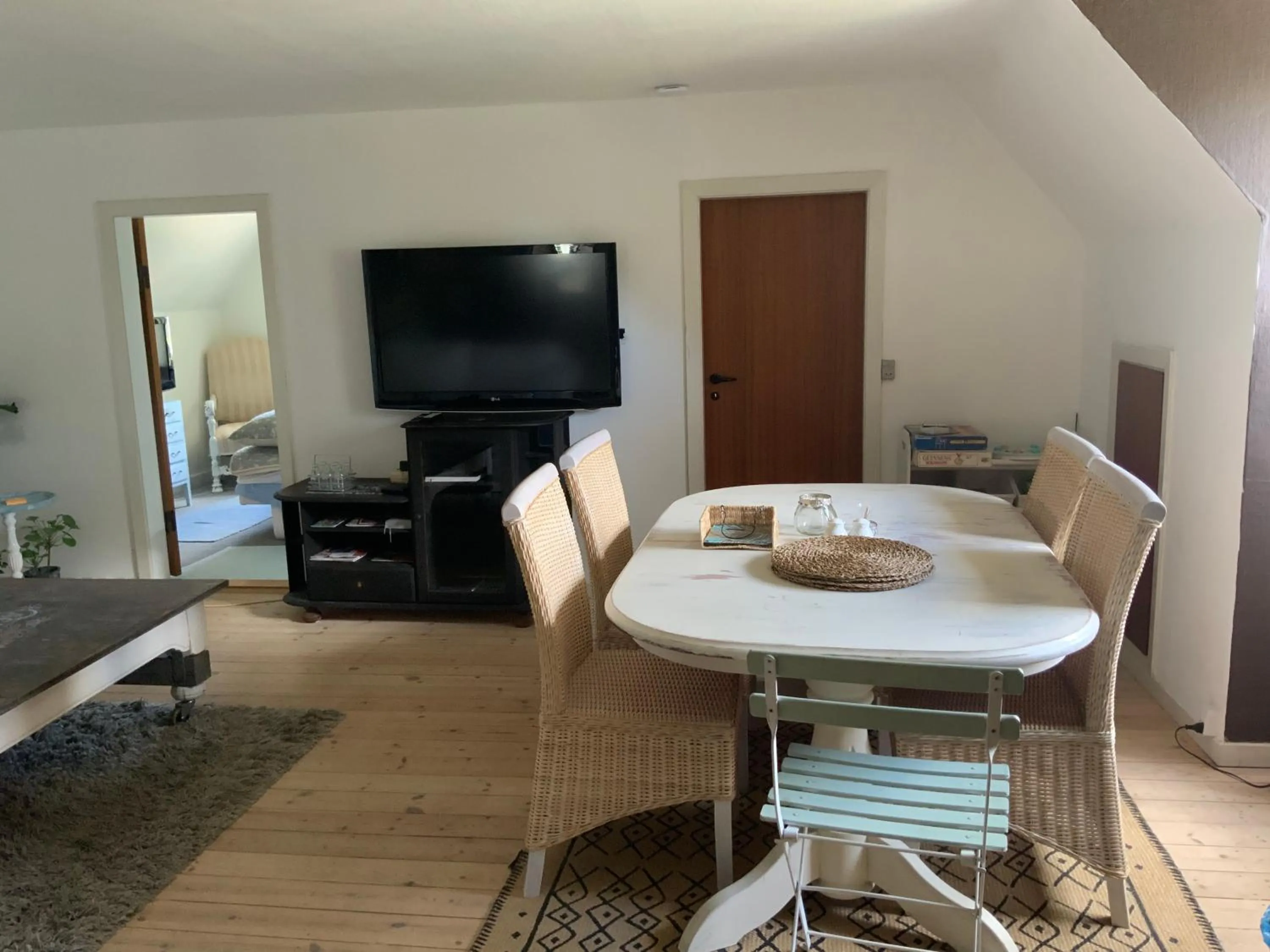 Communal lounge/ TV room in Den Gamle Apotekergaard