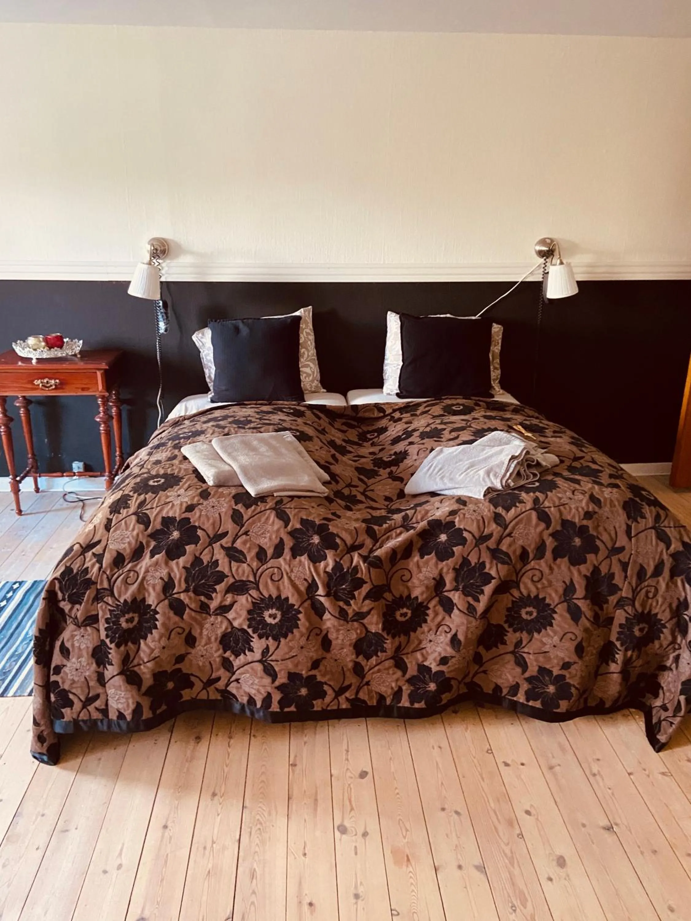 Photo of the whole room, Bed in Den Gamle Apotekergaard