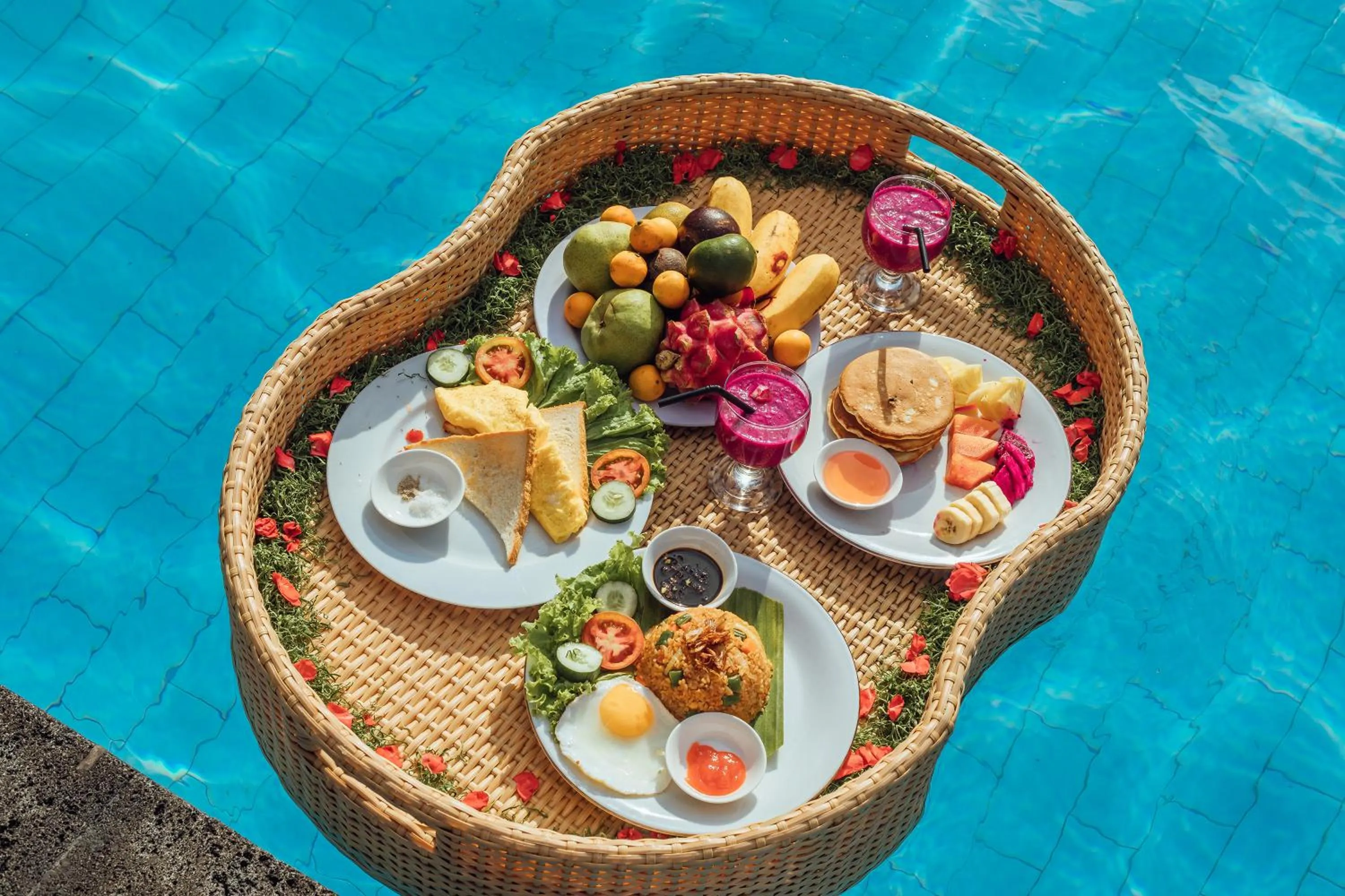 Food and drinks in Akusara Jungle Resort And Spa