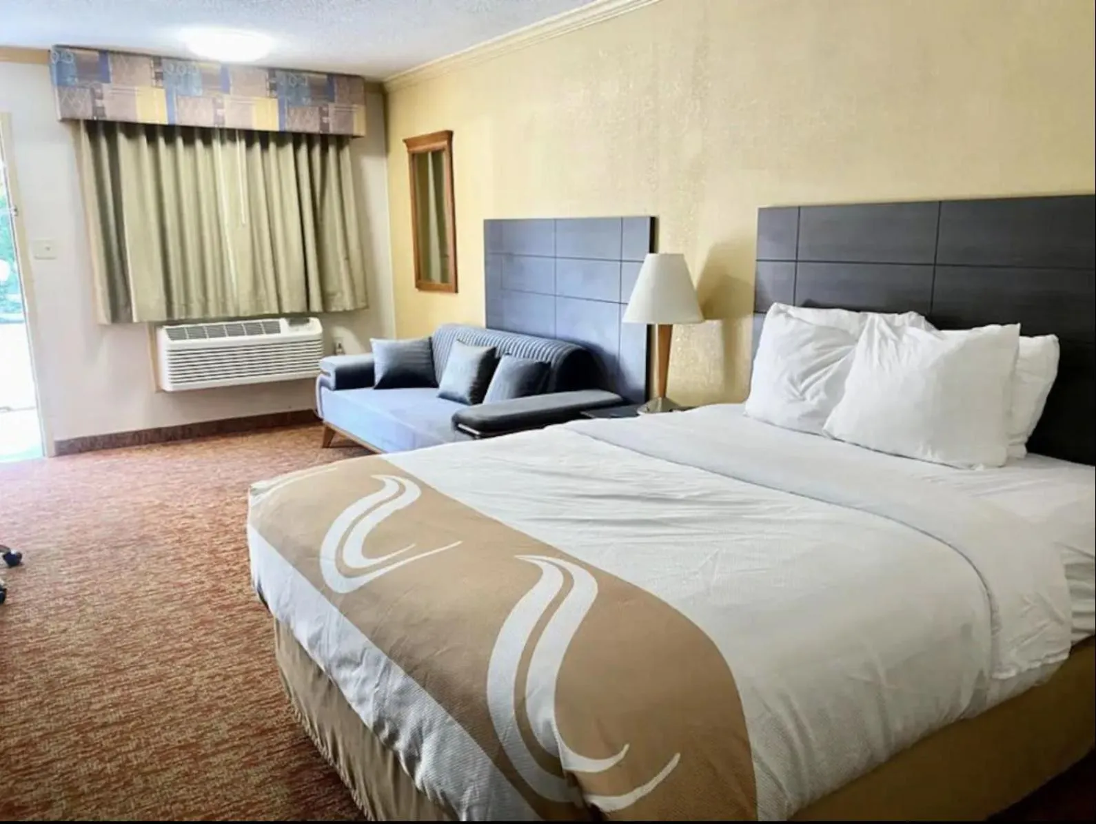 Bed in Hibiscus Inn & Suites