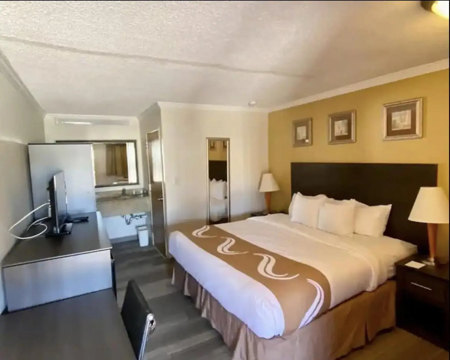 Bed in Hibiscus Inn & Suites